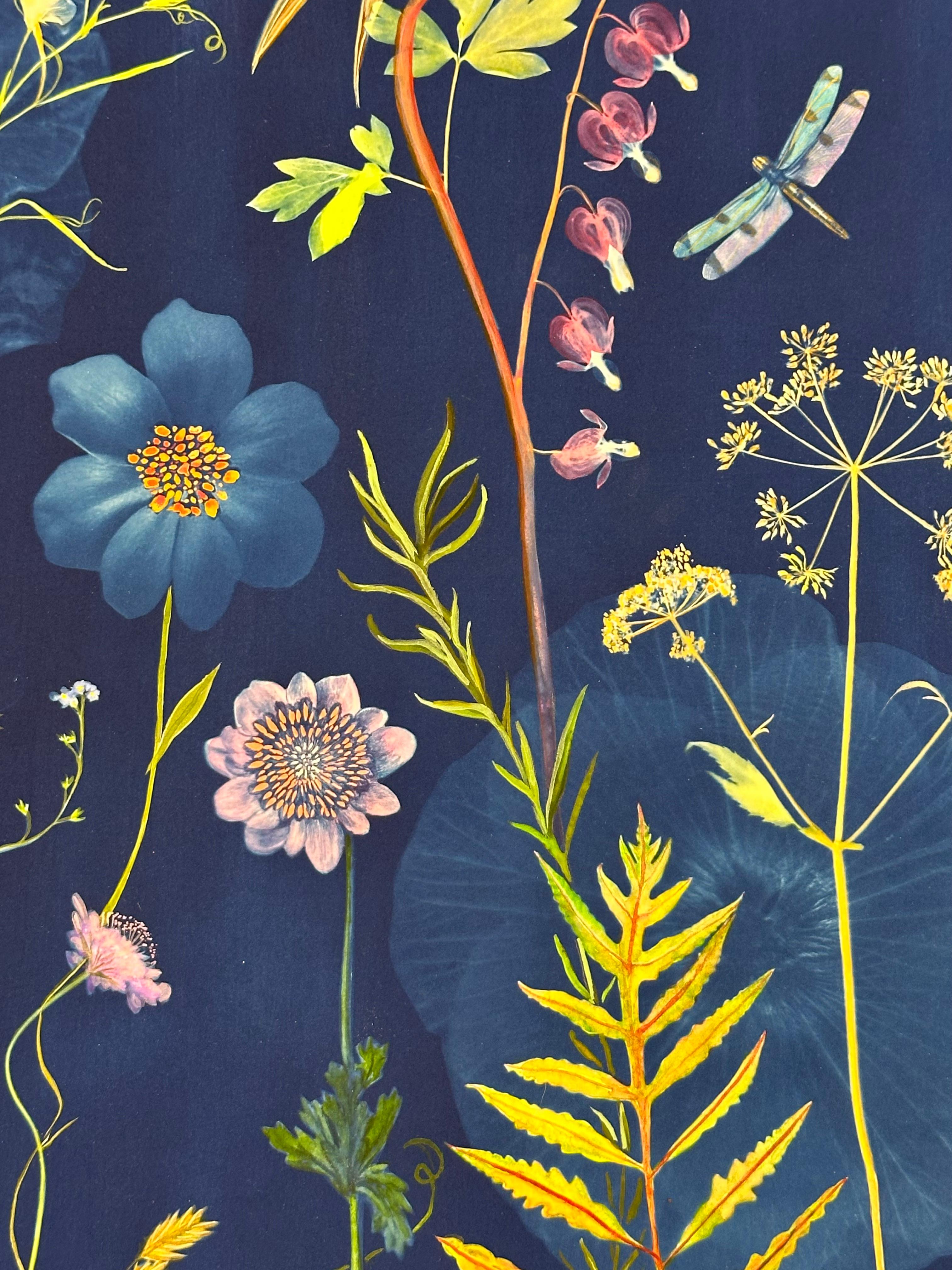 En esta pintura en acuarela, gouache, tinta china y cianotipia sobre papel de acuarela Arches, las flores meticulosamente detalladas, como el lirio, el nomeolvides y el cosmos, se colorean sobre un fondo azul añil. Firmado en el reverso. Disponible