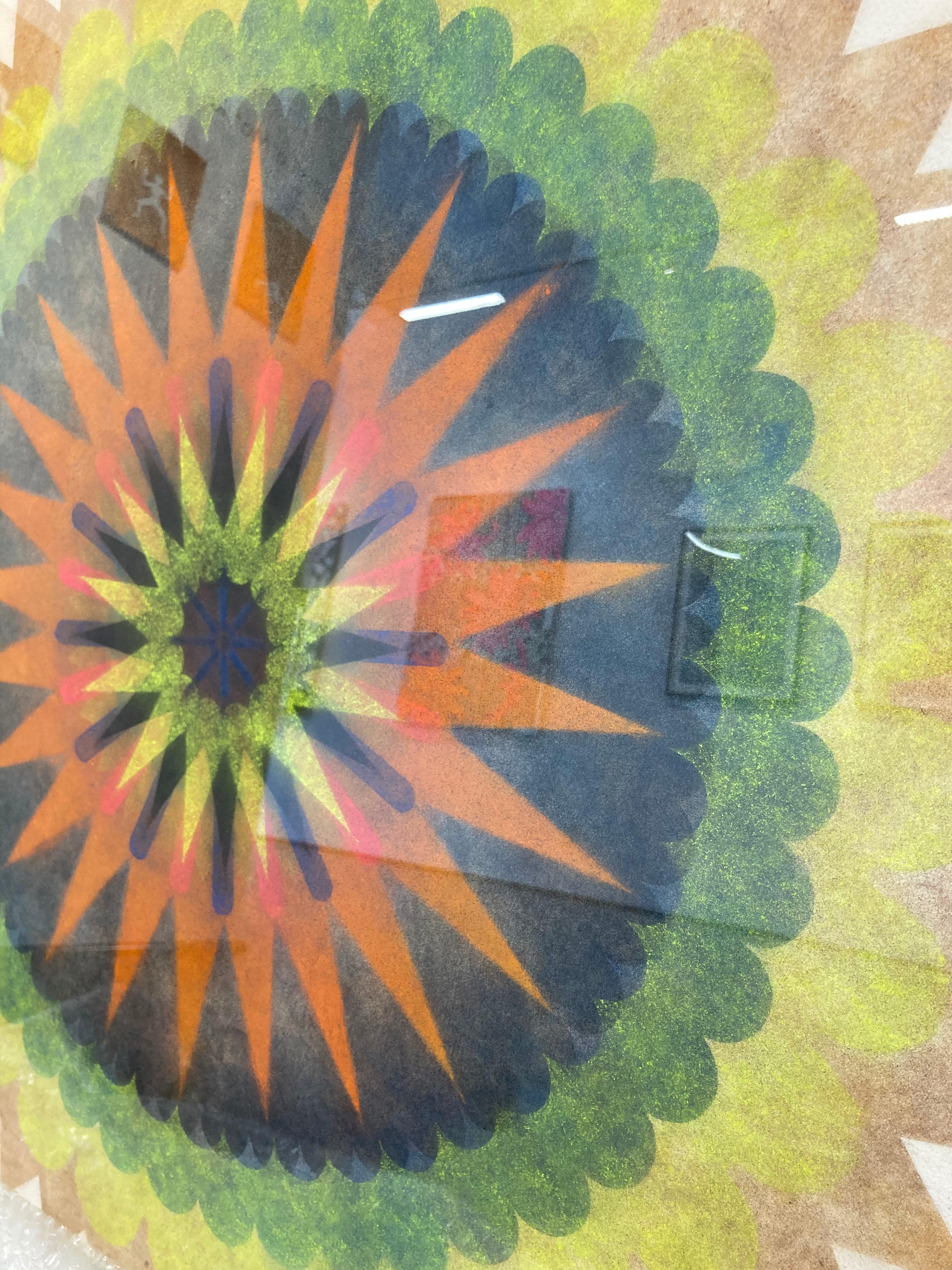 Questo disegno contemporaneo multicolore su carta ha una bellissima e morbida texture screziata creata con l'esclusiva tecnica a pigmenti alimentati di Judge. Poptic 05 è un mandala di colore giallo, arancione pallido, verde, arancione rosso e blu