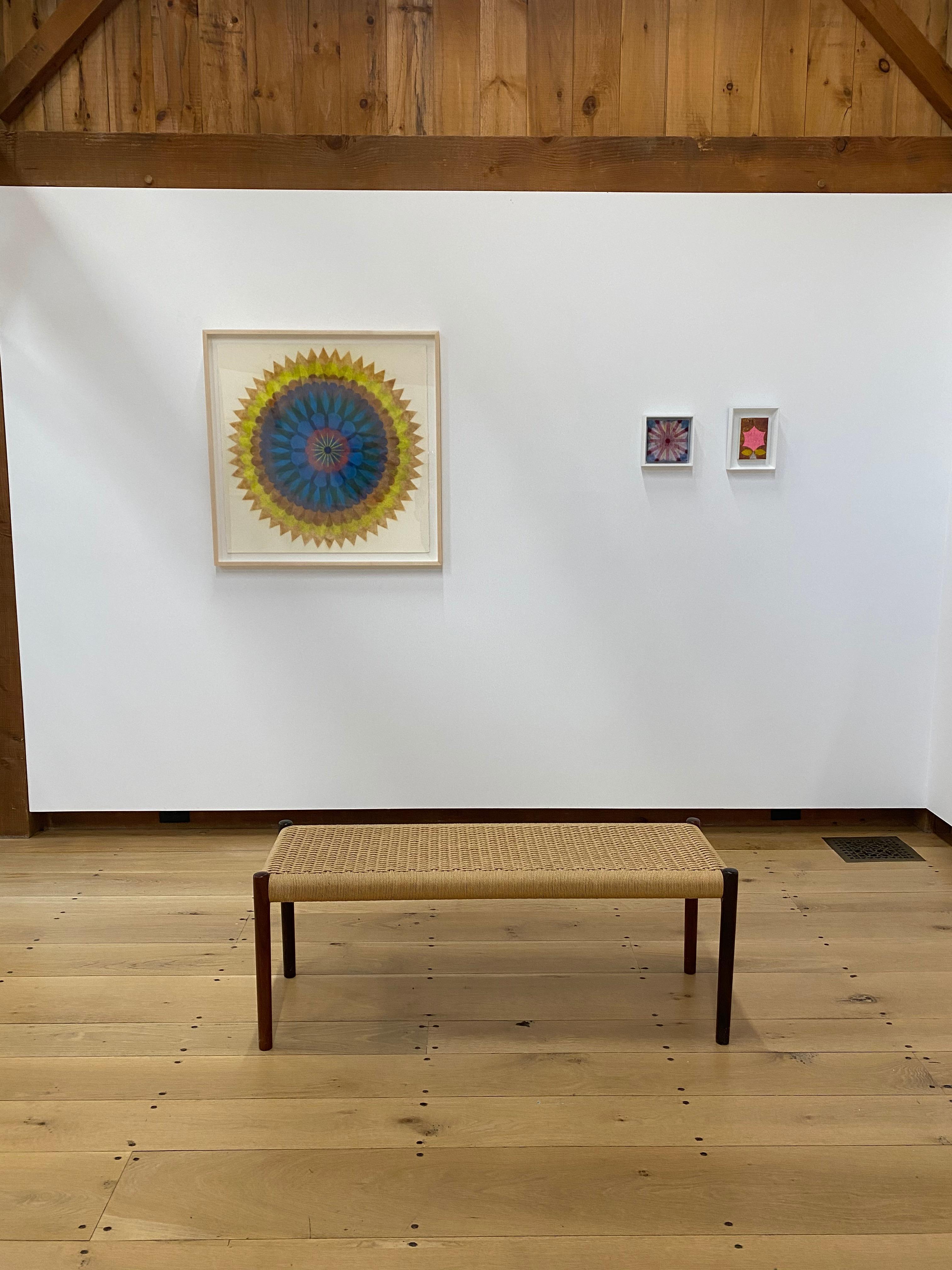 Poptic Nine - Contemporary Geometric Abstract Mandala Gelb Blau Pfirsich, 2020 (Zeitgenössisch), Art, von Mary Judge