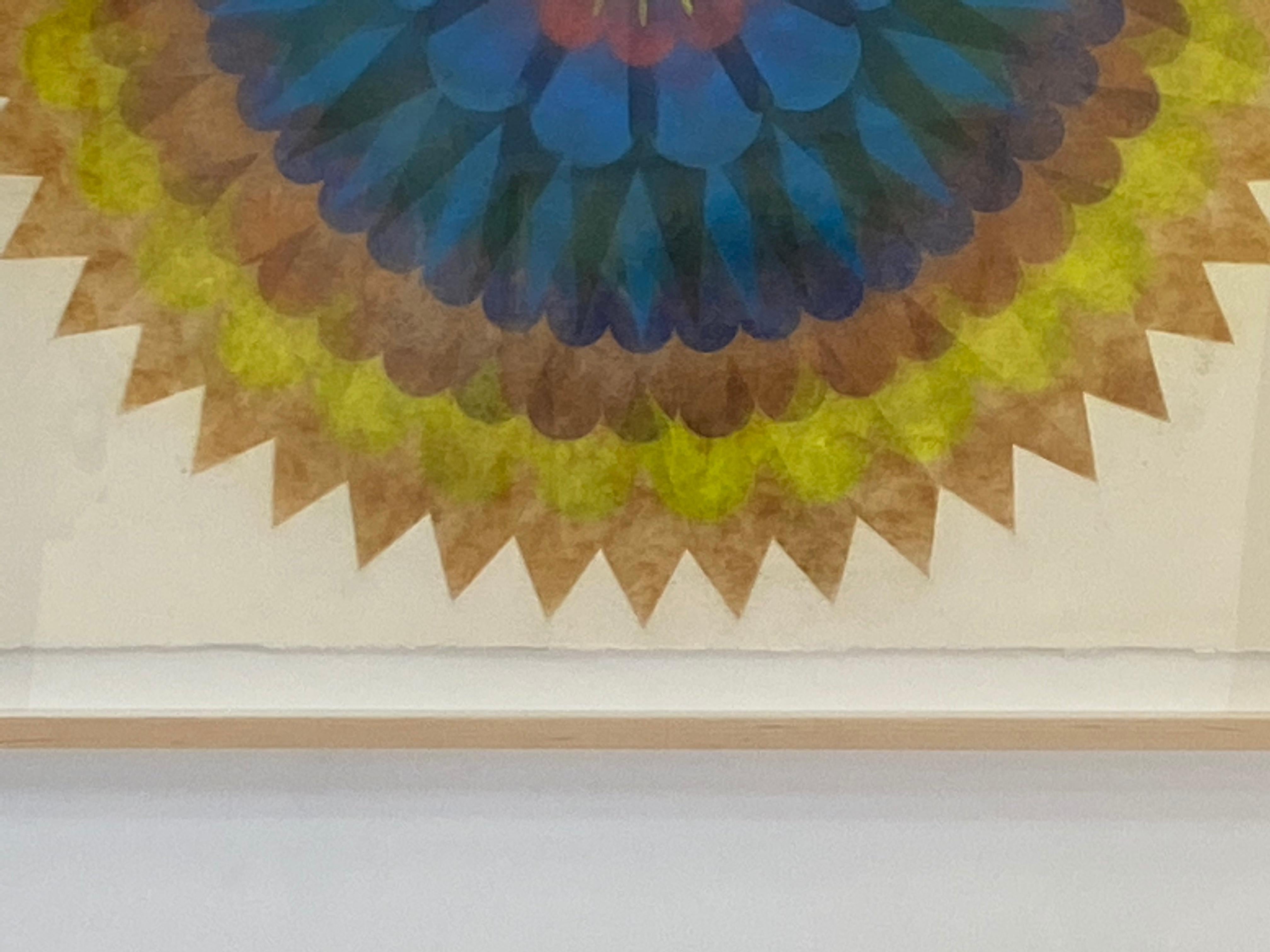 Diese zeitgenössische, geometrische, abstrakte Zeichnung hat eine schöne, weiche, gesprenkelte Textur, die mit Judges einzigartiger, kraftvoller Pigmenttechnik geschaffen wurde. Poptic 09 ist ein überwiegend gelbes, orangefarbenes und blaues Mandala