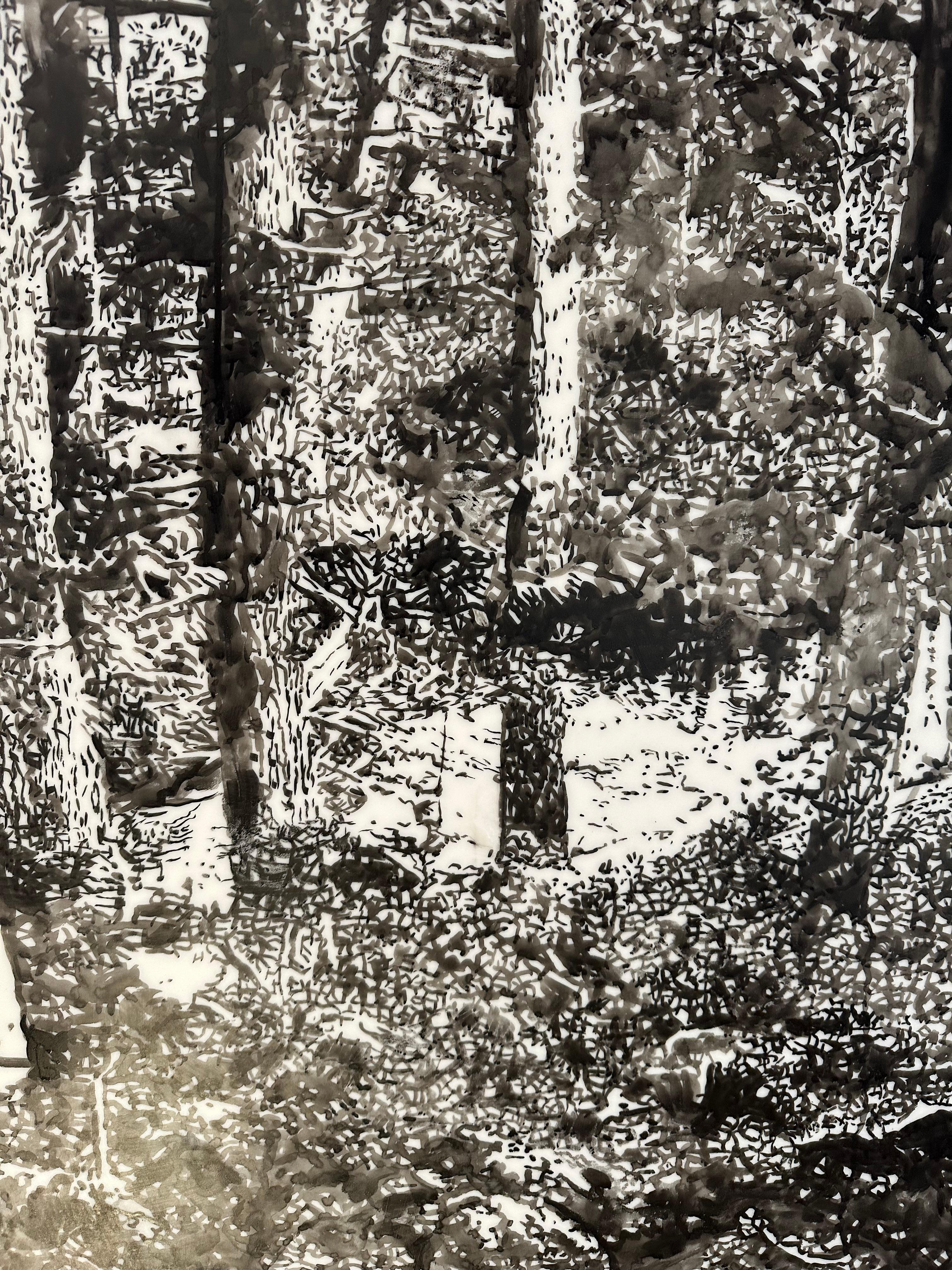 Dieses zeitgenössische Landschaftsbild mit schwarzer Sumi-Tinte auf Mylar zeigt eine friedliche Waldszene mit vielen Details, die die Gelassenheit eines Waldspaziergangs wunderbar einfangen.

Diese Tuschezeichnung auf Mylar ist auf eine weiße