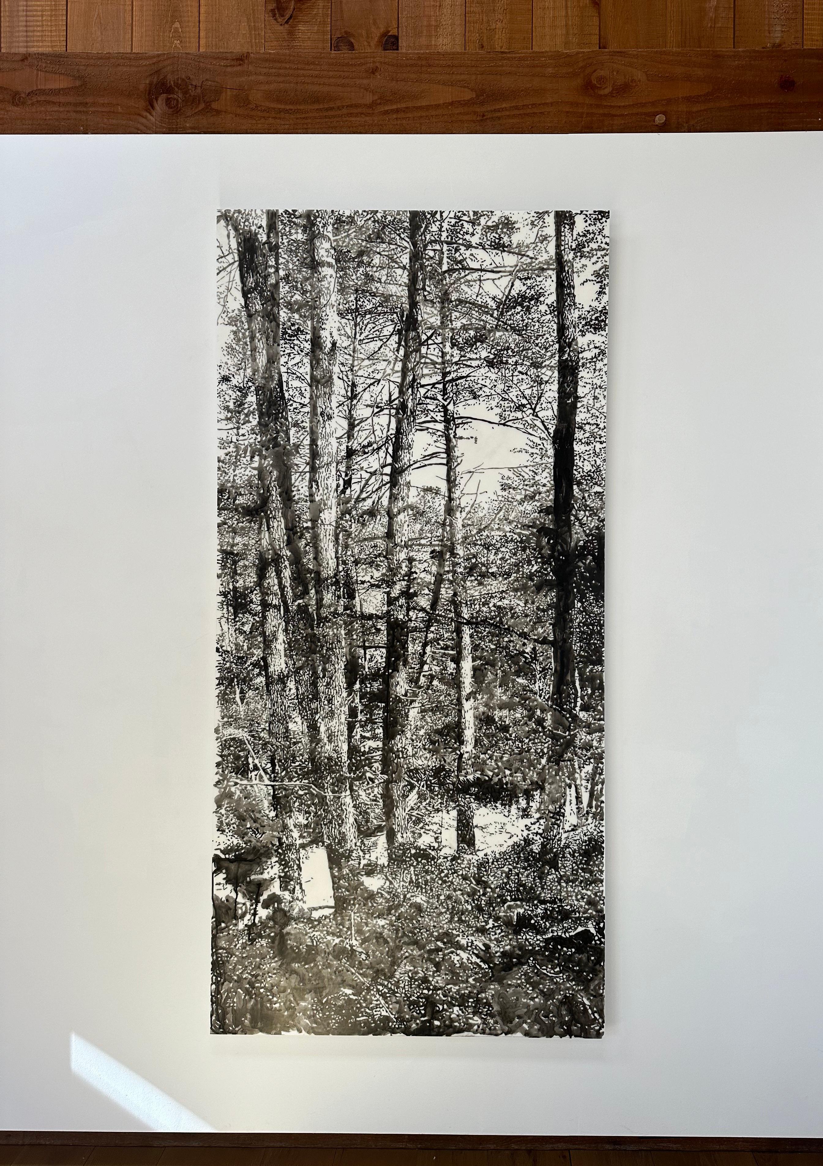 Große Bäume – Wald-Holzlandschaft mit schwarzer Sumi-Tinte und weißem Mylar, 2024 – Art von Andrea Kantrowitz