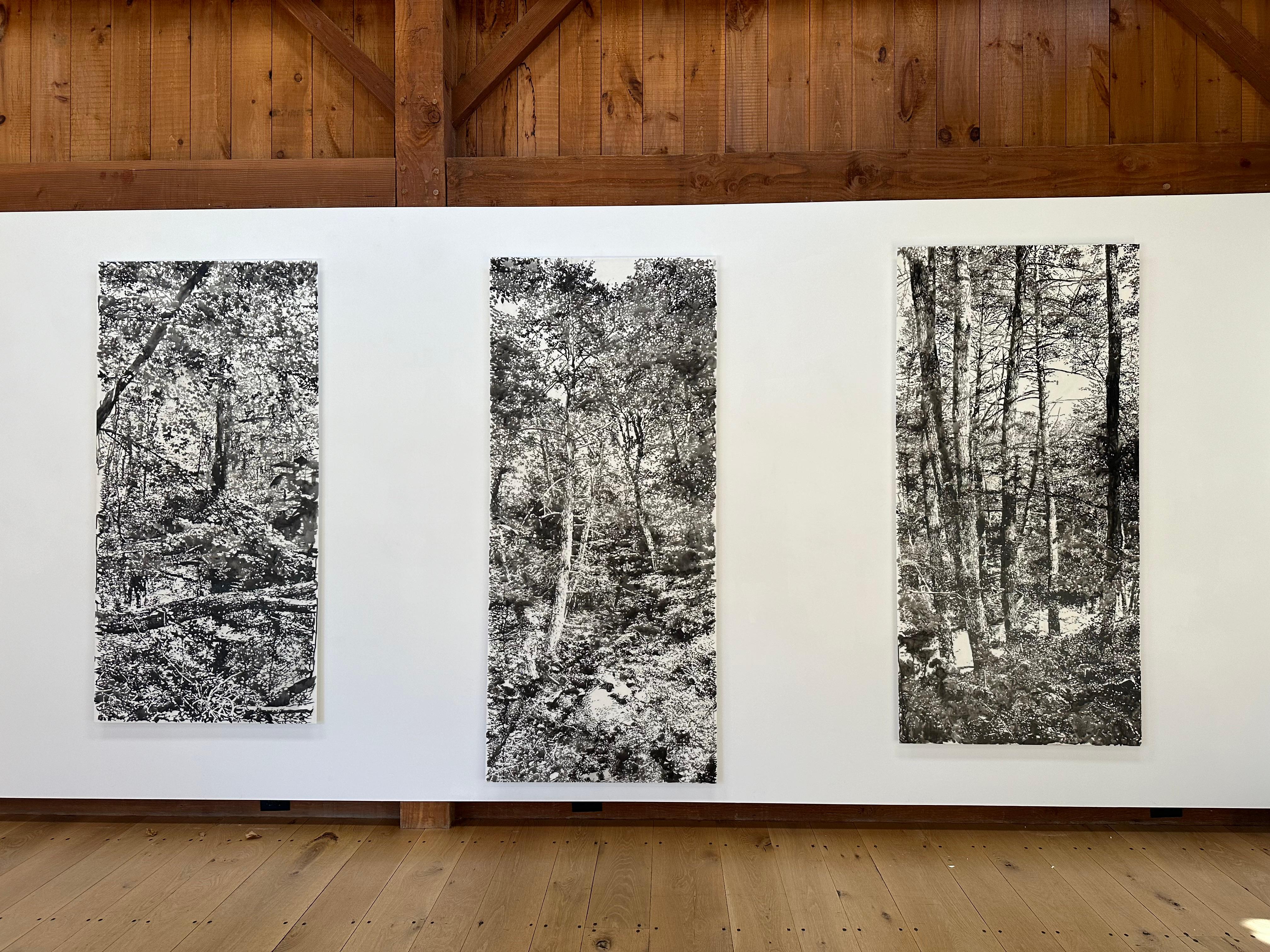 Große Bäume – Wald-Holzlandschaft mit schwarzer Sumi-Tinte und weißem Mylar, 2024 (Zeitgenössisch), Art, von Andrea Kantrowitz