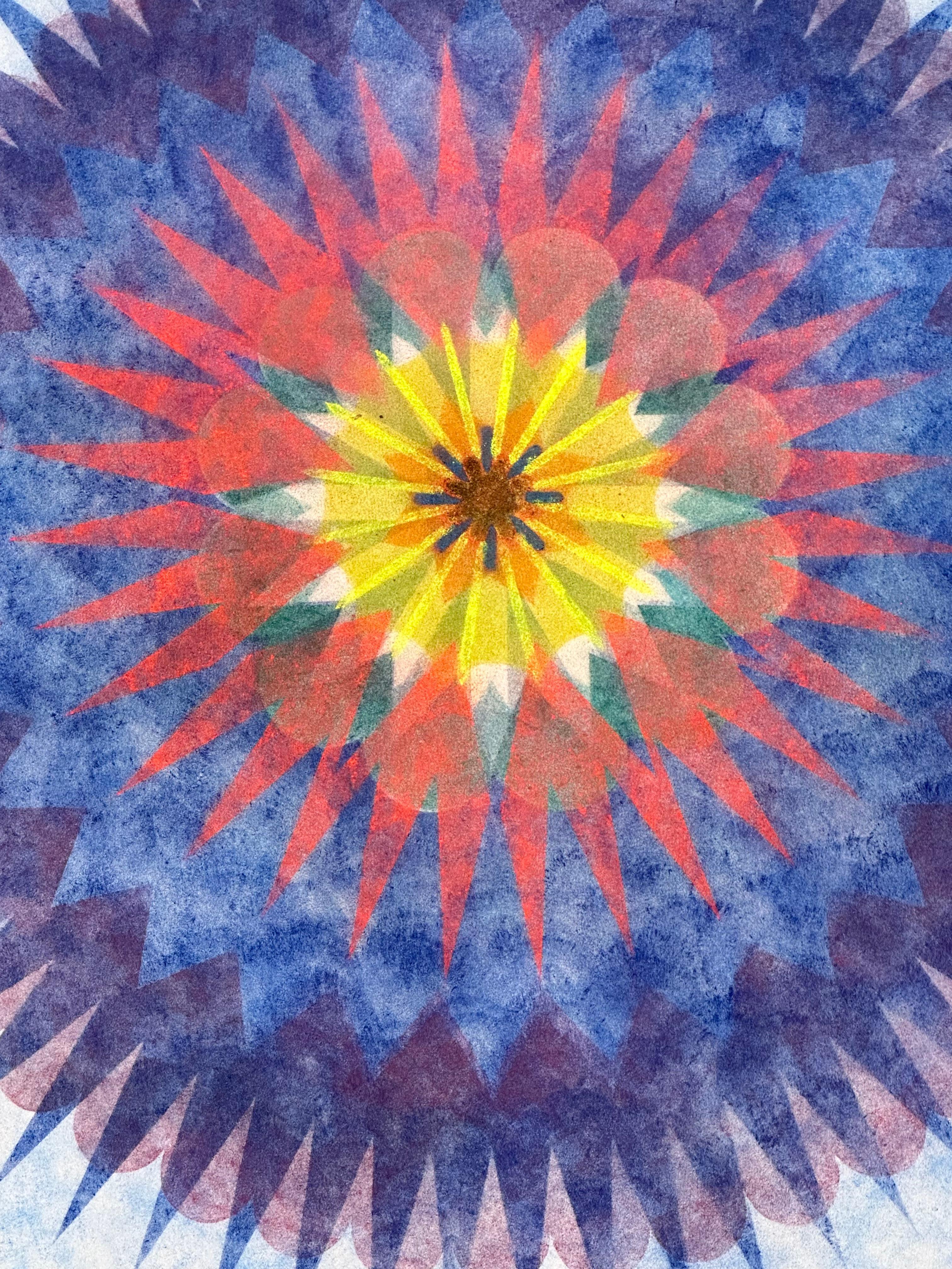 Diese zeitgenössische, geometrische, abstrakte Zeichnung hat eine schöne, weiche, gesprenkelte Textur, die mit Judges einzigartiger, kraftvoller Pigmenttechnik geschaffen wurde. Pop Flower 008 ist ein überwiegend hellblaues Mandala mit einer