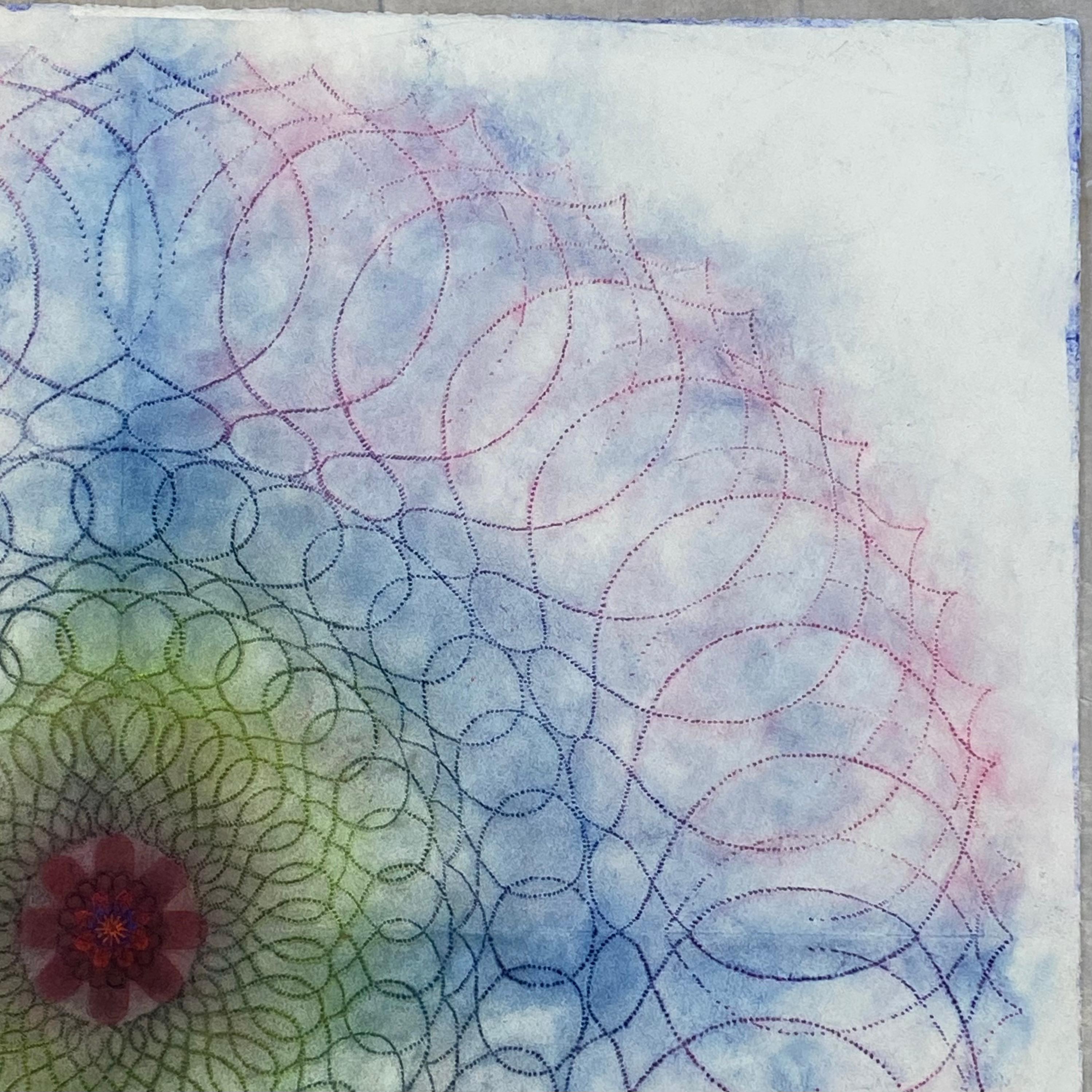 Diese zeitgenössische, mehrfarbige, geometrische Mandala-Zeichnung hat eine schöne, sanft gesprenkelte Textur, die mit Judges einzigartiger Power-Pigment-Technik erzeugt wurde. Primavera Pop 31 ist überwiegend in elektrischem Blau und leuchtendem
