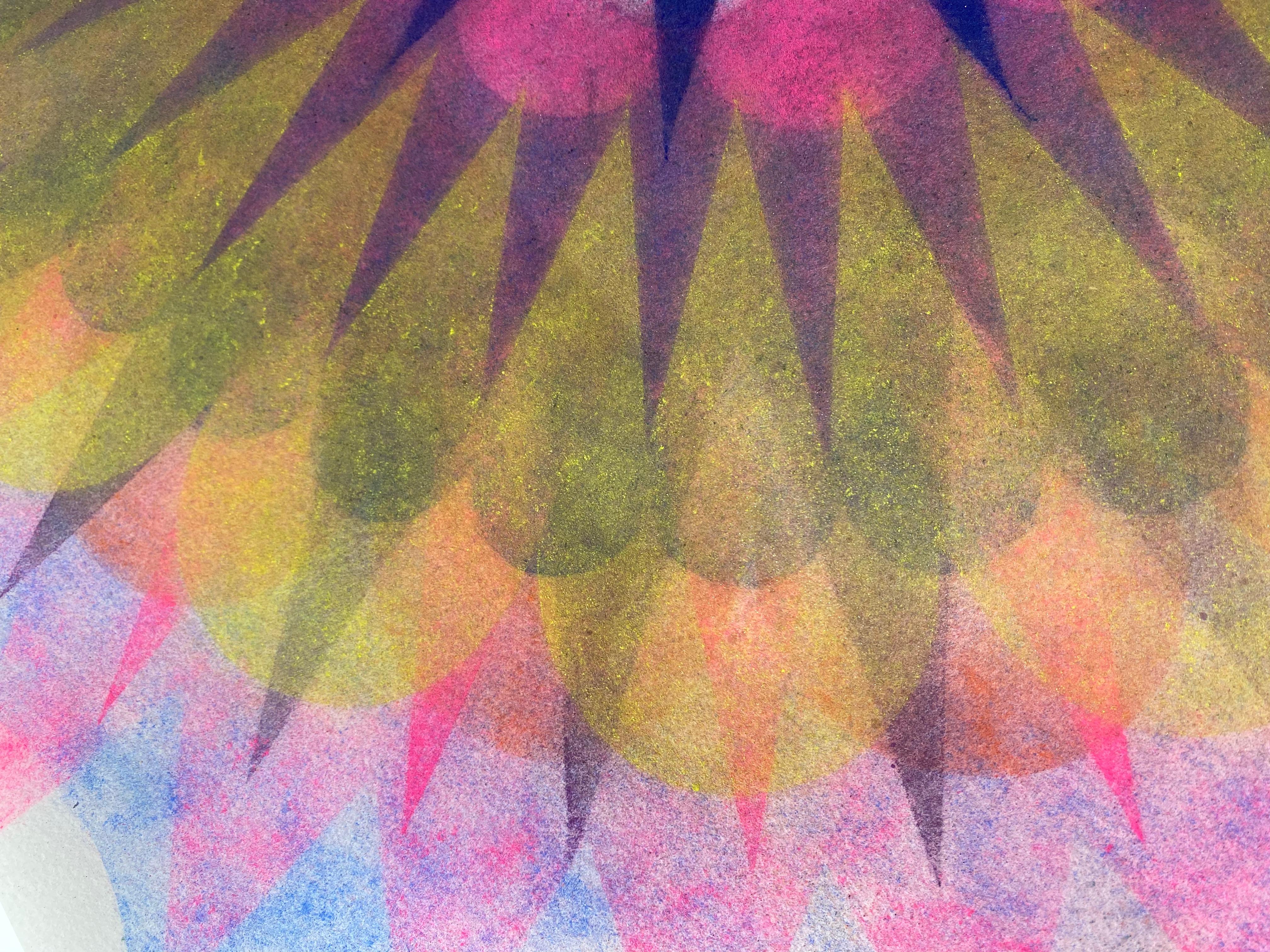 Diese mehrfarbige Zeichnung hat eine schöne, sanft gesprenkelte Textur, die mit Judges einzigartiger Pigmenttechnik erzeugt wurde. Poptic 22.02 ist ein Mandala in überwiegend leuchtendem Fuchsia-Pink, Gelb und Orange mit Weiß, Marineblau, Neon-Pink