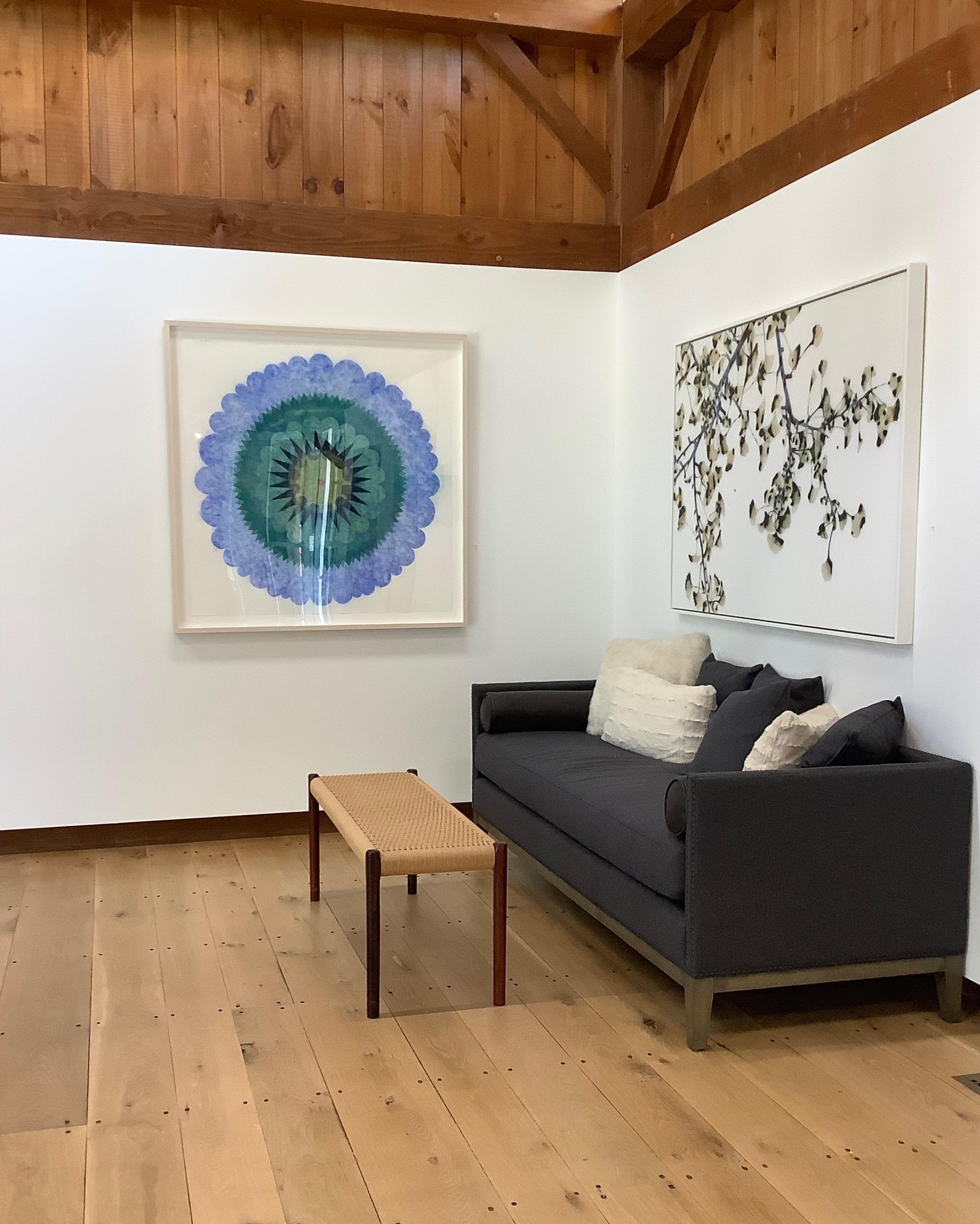 Questo disegno astratto geometrico contemporaneo presenta una bellissima e morbida texture screziata creata con l'esclusiva tecnica a pigmenti alimentati di Judge. Blue Opus Series 8 è una forma di mandala prevalentemente blu con giallo oro, nero,