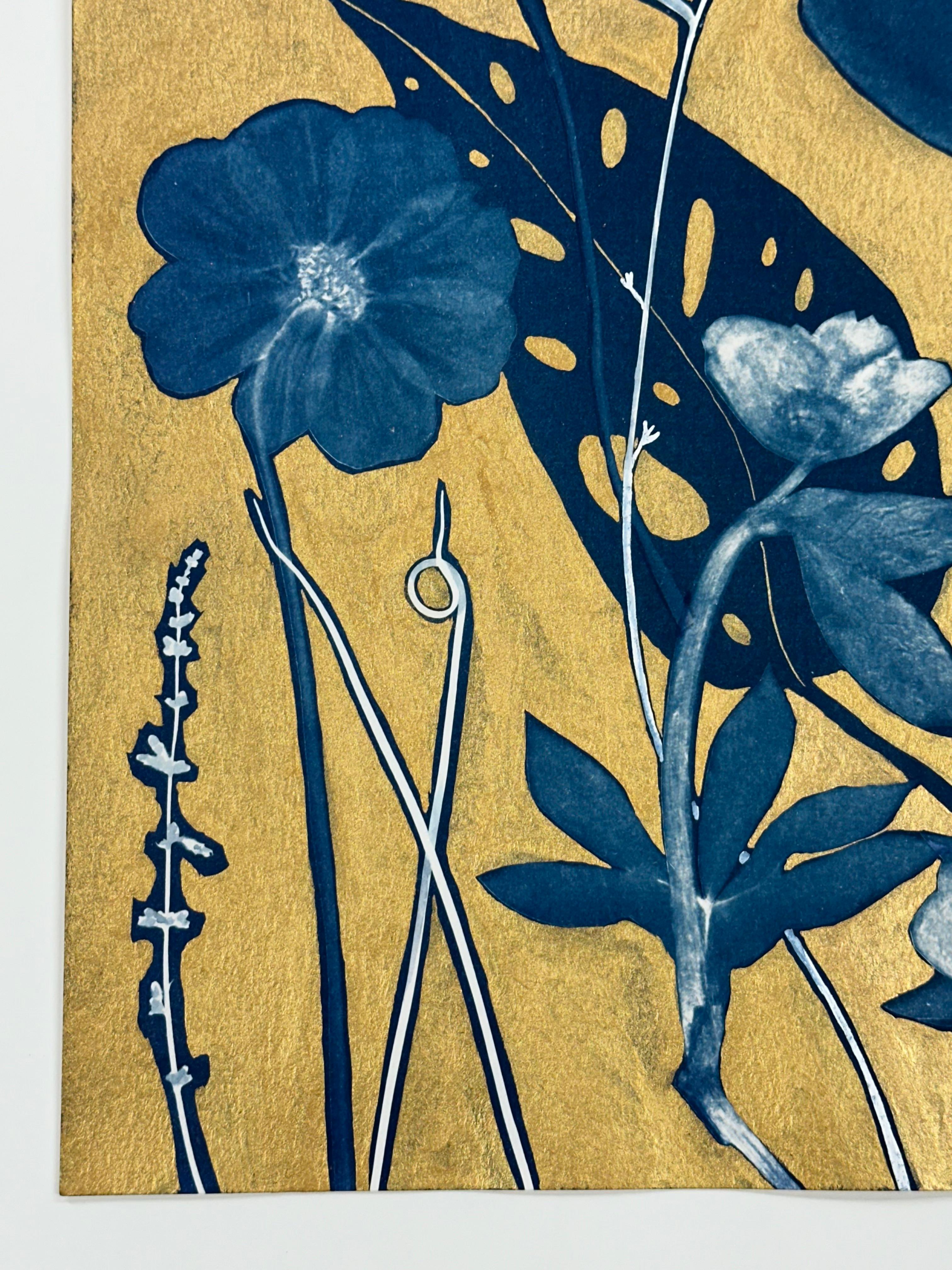Flora d'oro Ombre di Magnolia - Pittura botanica metallizzata in cianotipia Fiori 2023 - Art Contemporaneo di Julia Whitney Barnes