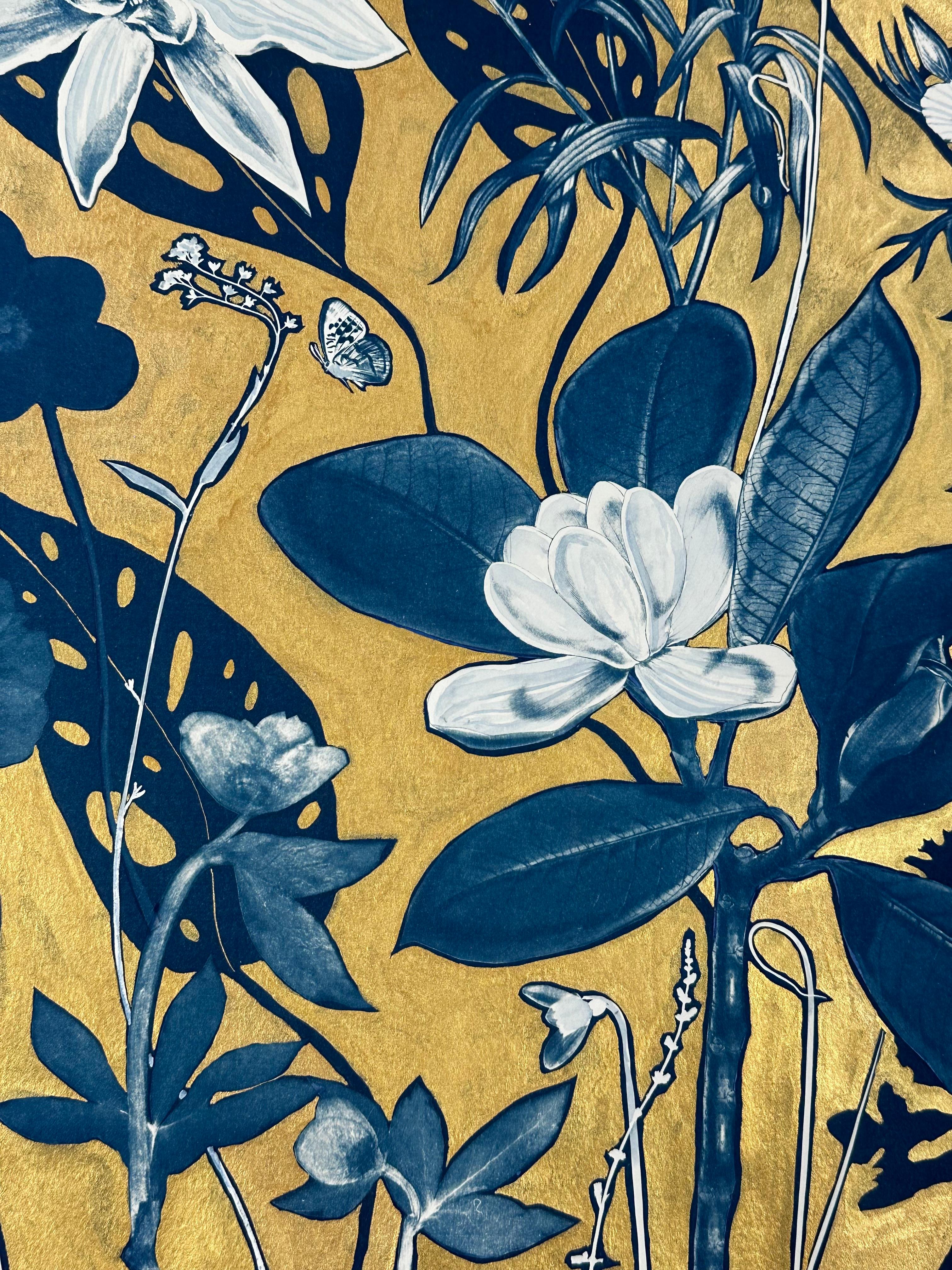 In questo dipinto botanico contemporaneo in cianotipia realizzato con acquerello, gouache, inchiostro di china, pigmenti dorati e cianotipia color tè su carta acquerellata di cotone, fiori e piante meticolosamente dettagliati, tra cui magnolia,