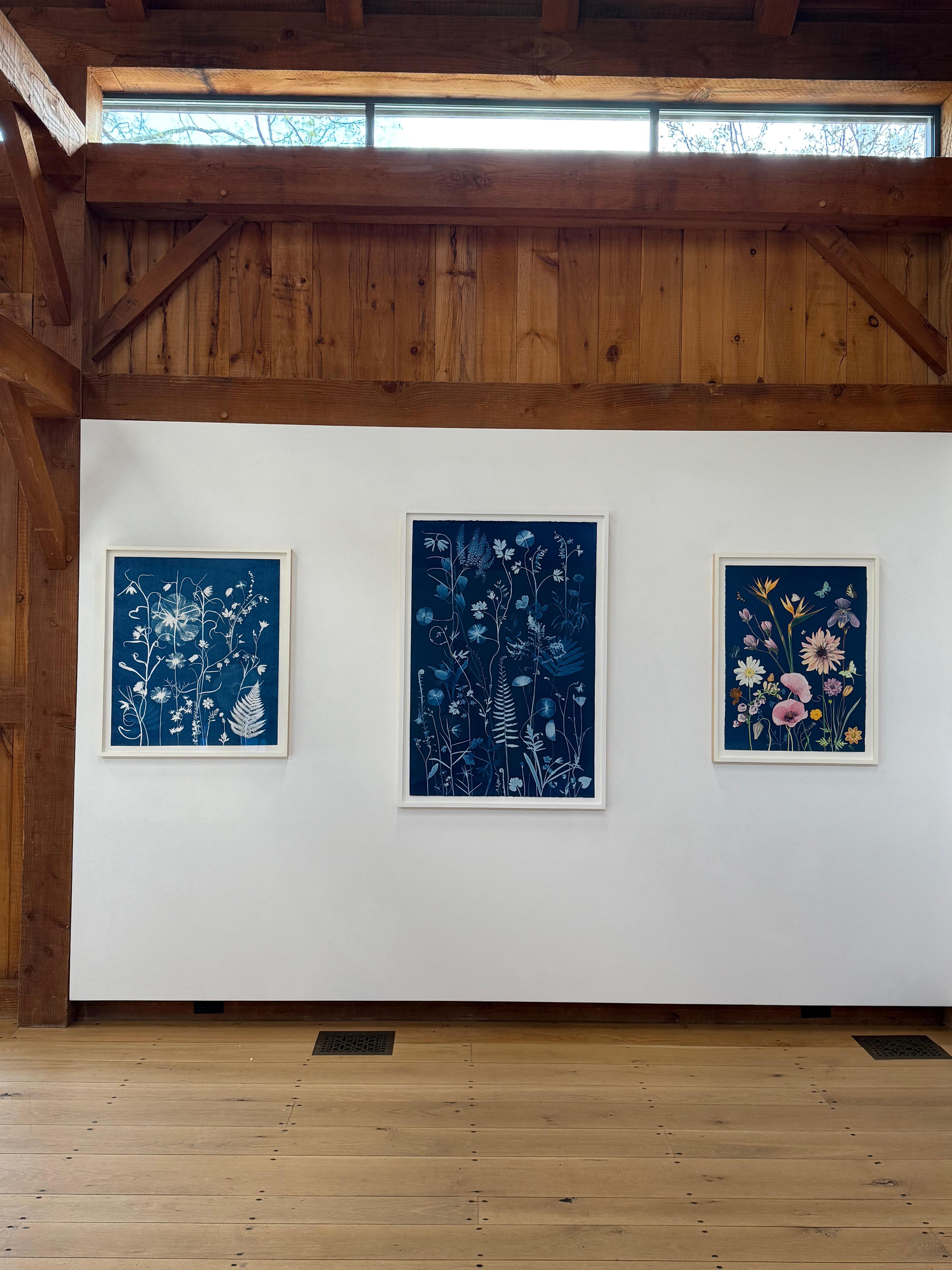 Dans ce cyanotype floral contemporain réalisé à l'aquarelle, à la gouache, à l'encre de Chine et au cyanotype sur papier aquarelle Hot Press, des fleurs méticuleusement détaillées, notamment des fritillaires, des cœurs saignants, des fougères et des