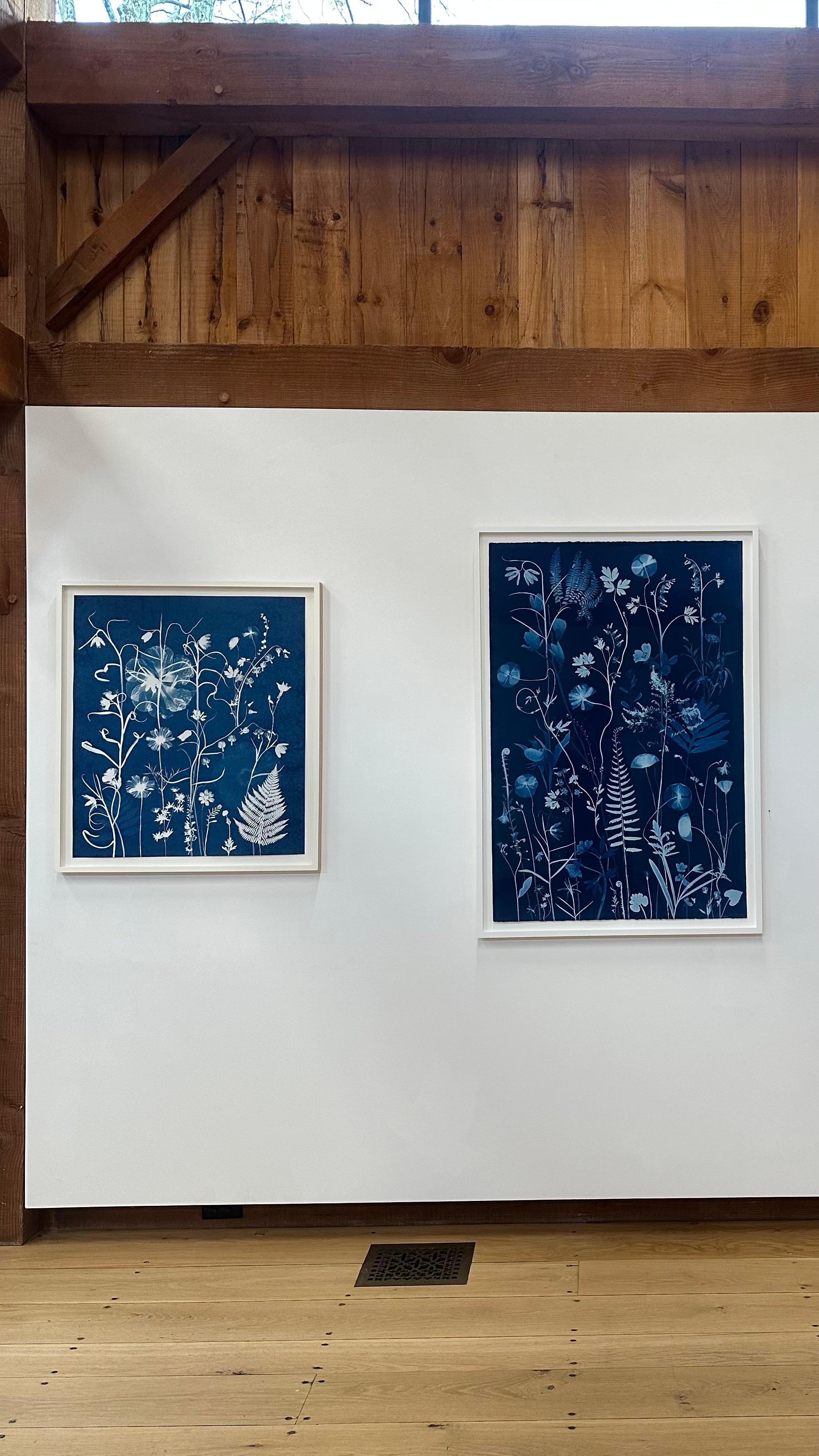Fritillaires de la nature nocturne, cœurs saignants - Cyanotype botanique, 2021-'23 en vente 1