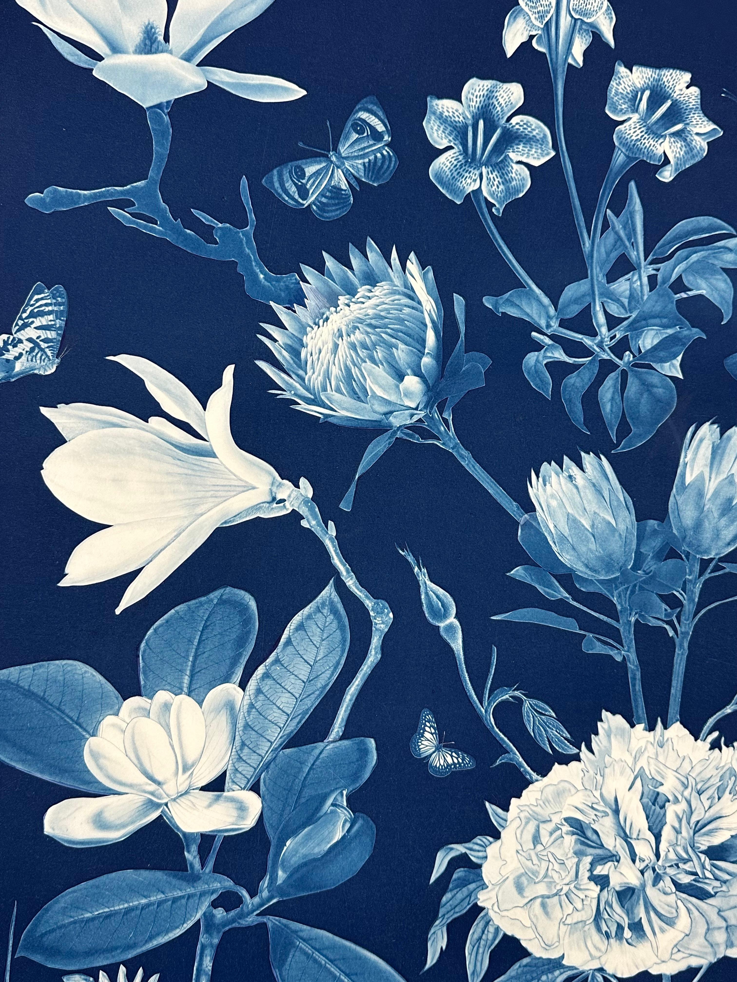 In questo dipinto contemporaneo in cianotipia floreale realizzato con acquerello, gouache, inchiostro di china e cianotipia su carta platino Arches, fiori meticolosamente dettagliati, tra cui magnolia, proteo e peonia, sono circondati da