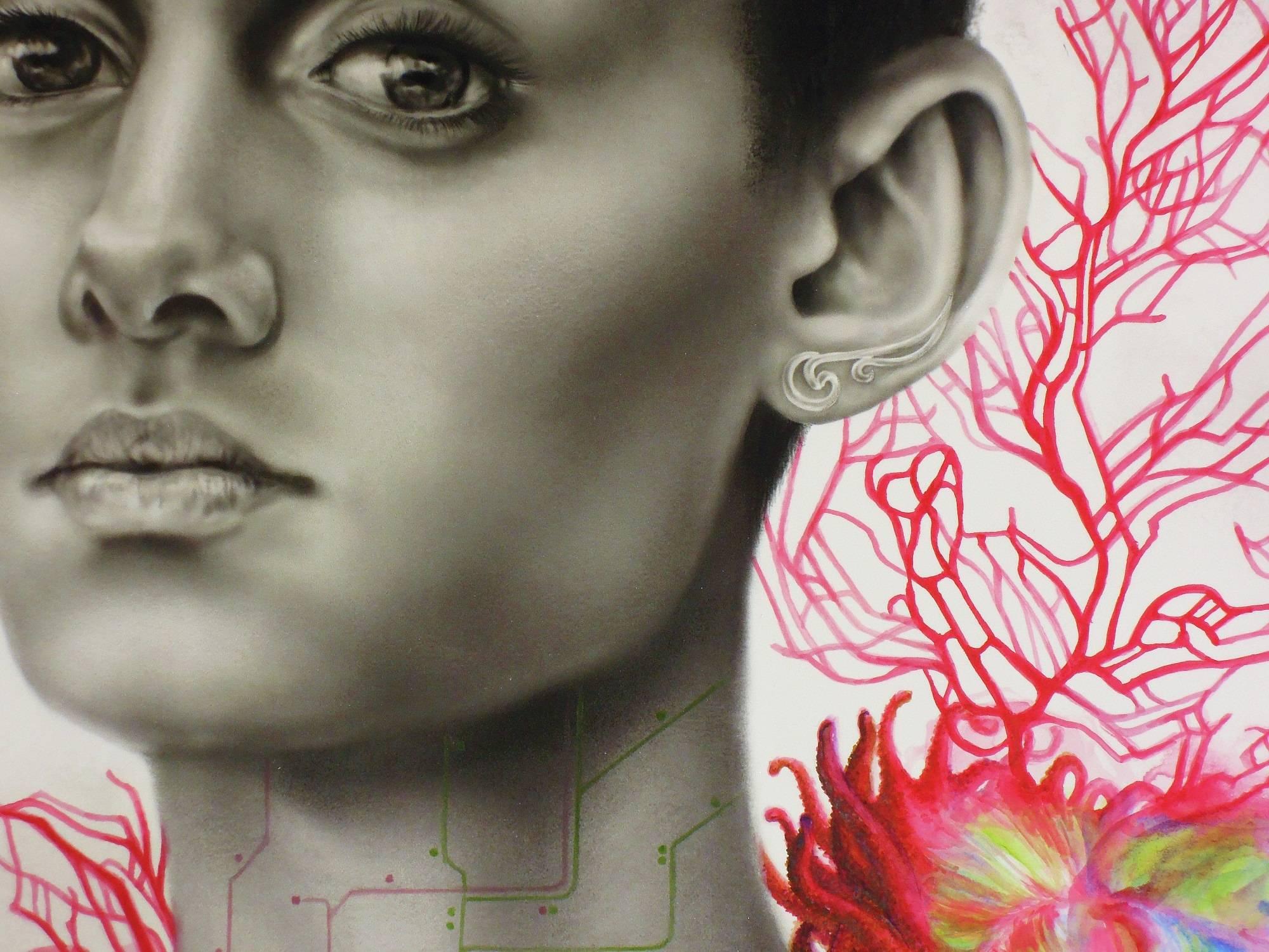 In diesem zeitgenössischen Porträt einer Frau in Aquarell- und Graphitmalerei auf einem digitalen Pigmentdruck zeigt eine komplizierte Darstellung auf der Haut der Frau zarte Details wie einen U-Bahn-Wagen und einen U-Bahn-Plan von New York,