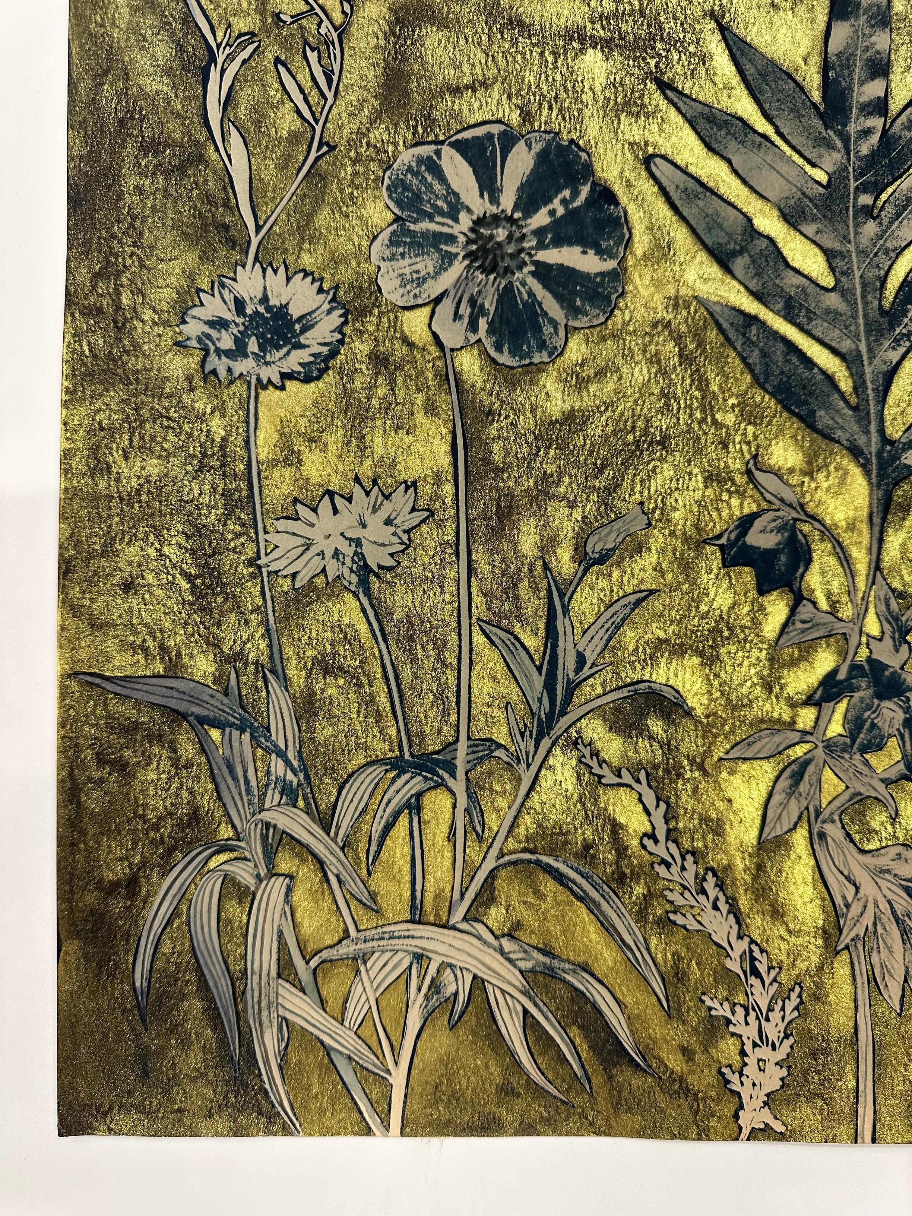 Fiordalisi Gold Flora - Pittura botanica metallizzata in cianotipia, 2021-'24 - Art Contemporaneo di Julia Whitney Barnes