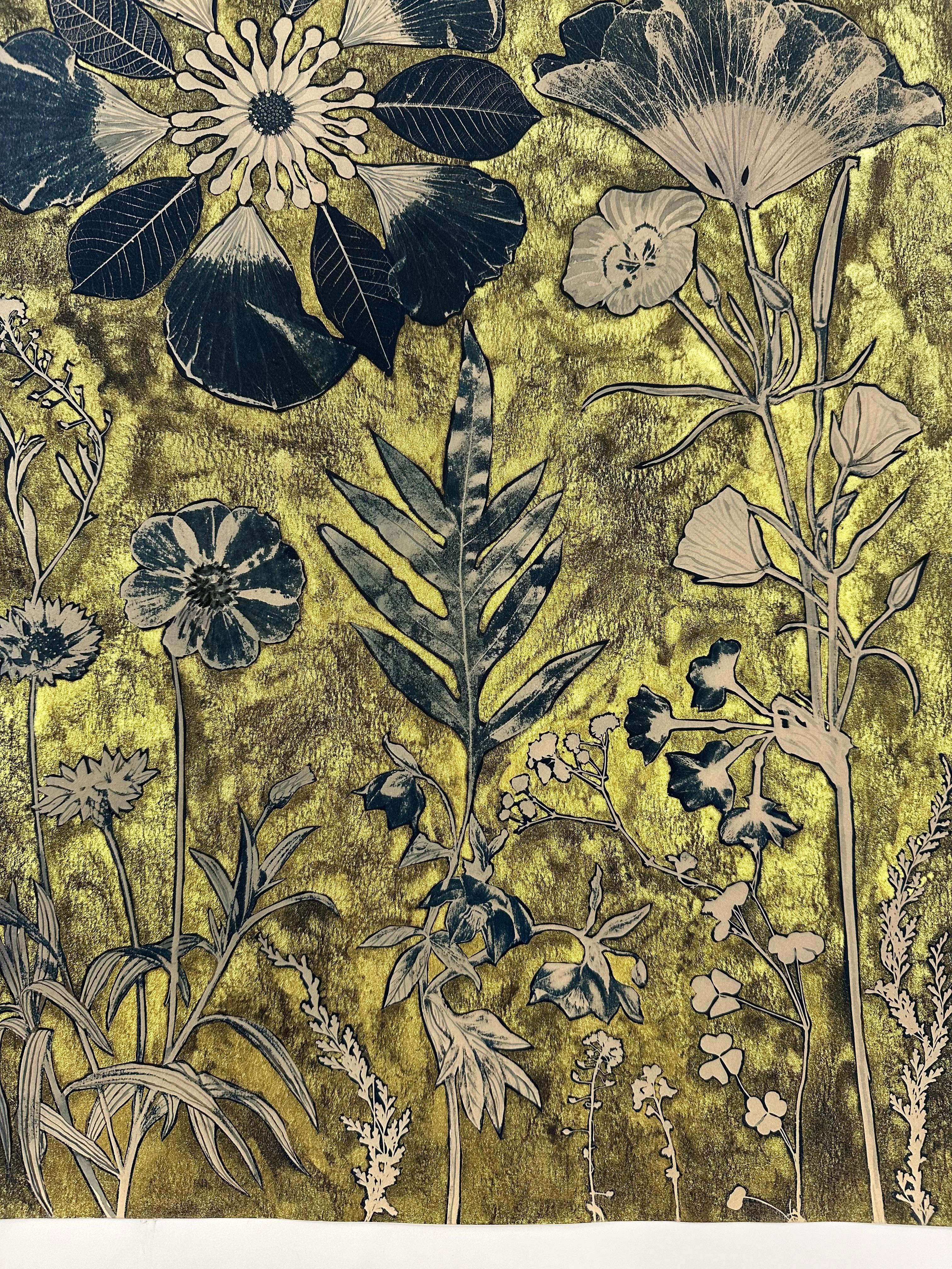In questo dipinto botanico contemporaneo realizzato con acquerello, guazzo, inchiostro di china, pigmenti dorati e cianotipia in tonalità tè su carta acquerellata di cotone, fiori meticolosamente dettagliati, tra cui fiordaliso, ranuncolo, elleboro,