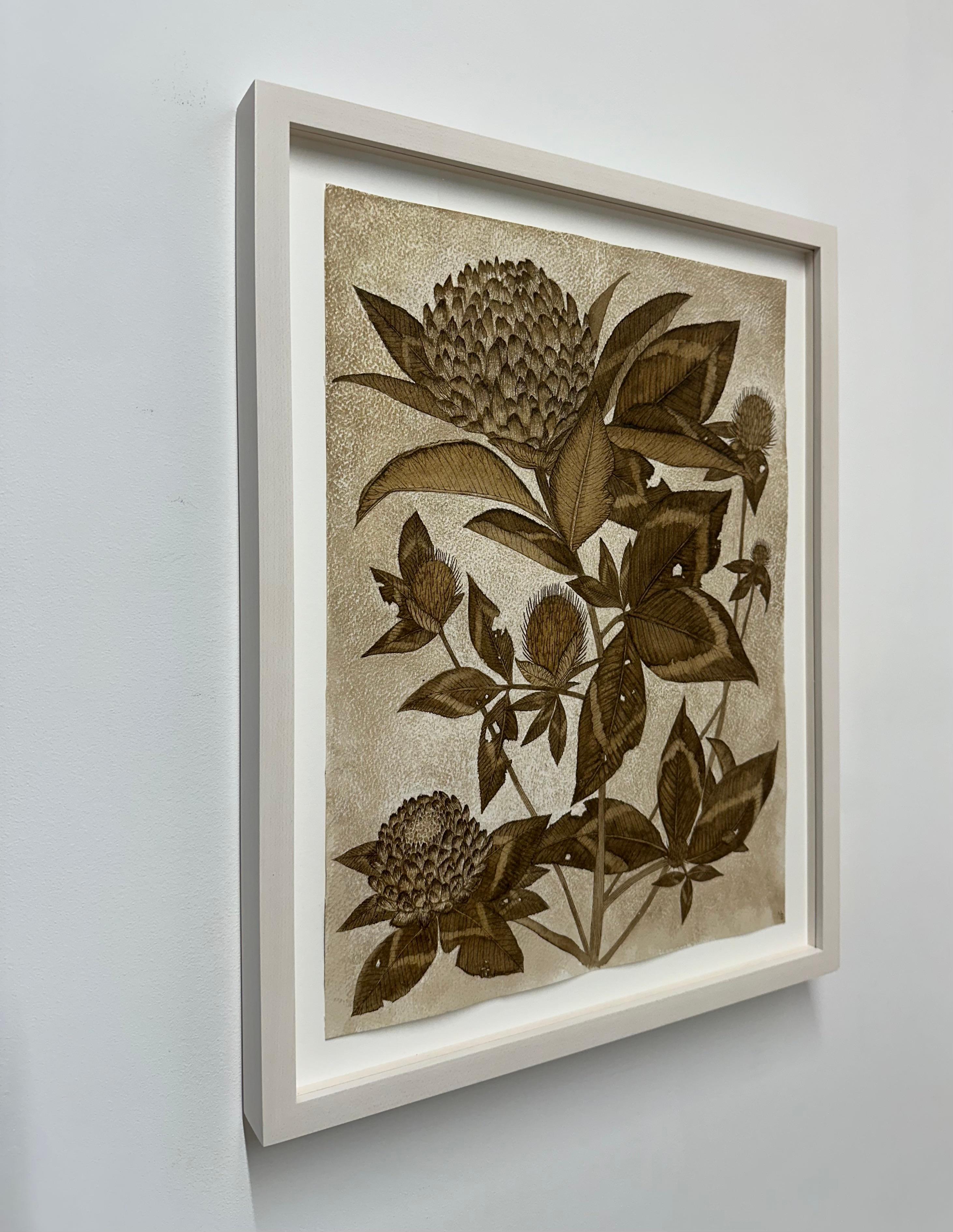 Questo delicato disegno botanico contemporaneo è stato realizzato con inchiostro di noce fatto a mano su carta pesante Arches 100% cotone. L'esplorazione dell'effimero e la fragilità di un trifoglio rosso selvatico, delle sue foglie, dei suoi petali