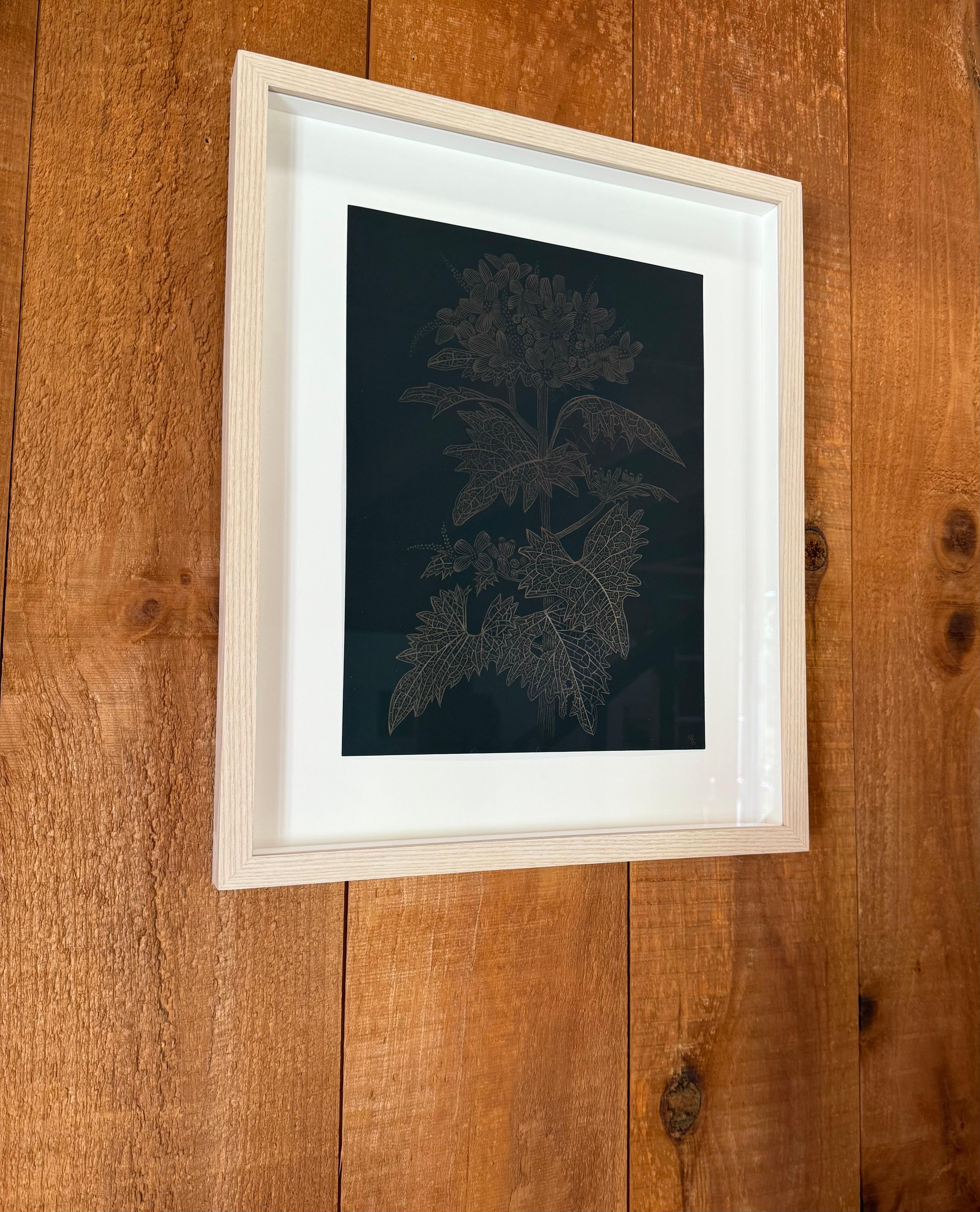 Moutarde à l'ail - Peinture botanique Plante dorée Feuilles noires Tige Bourgeon, 2025 en vente 1