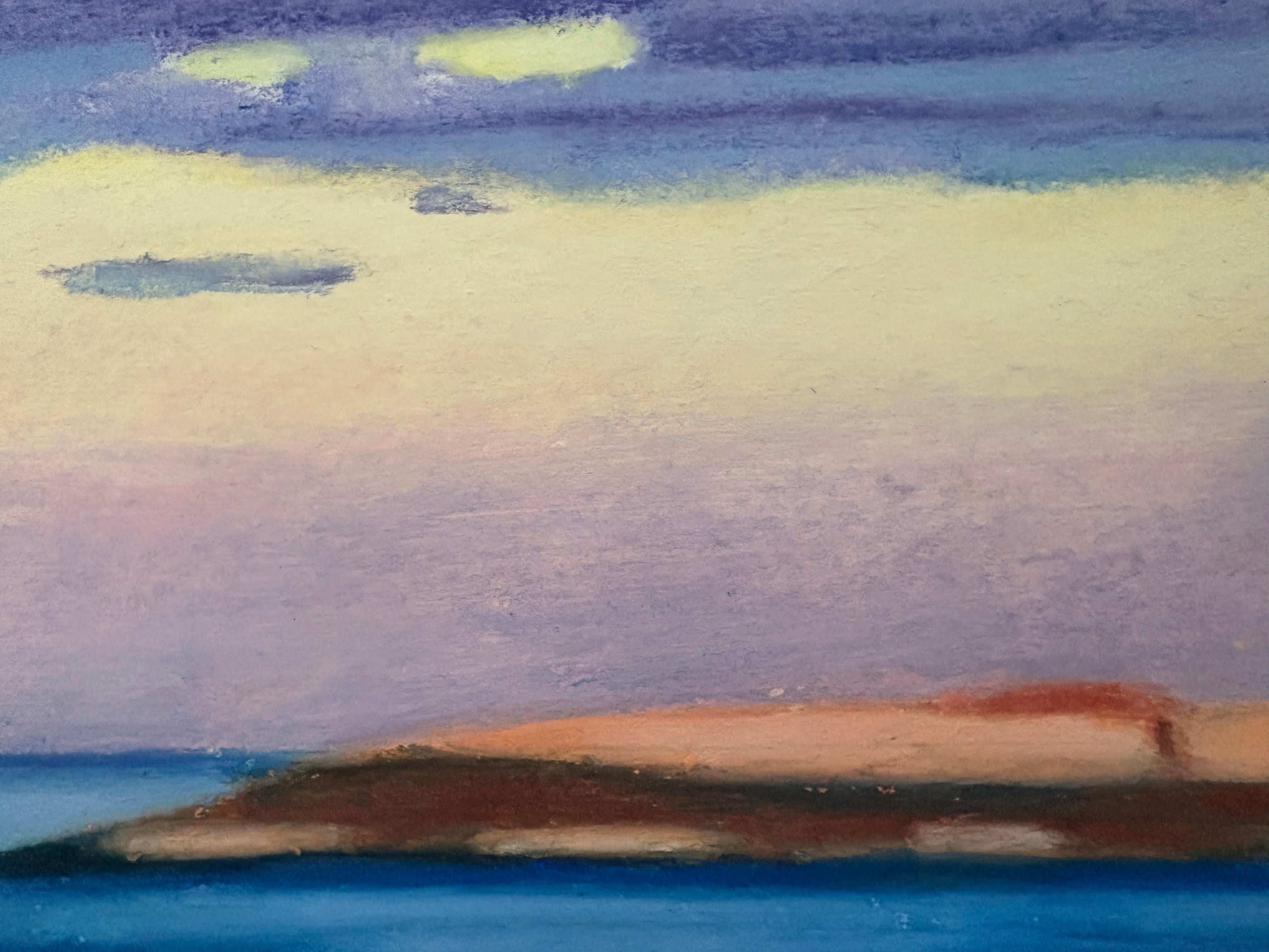 Zeitgenössische Landschaftszeichnung in Ölpastell auf BFK Rives-Papier mit einer Insel bei Sonnenuntergang und kräuselndem Wasser am Ufer.

6 x 9 Zoll (ungerahmt), 11 x 14 Zoll (mit Archivpassepartout und gerahmt in einem weiß lackierten