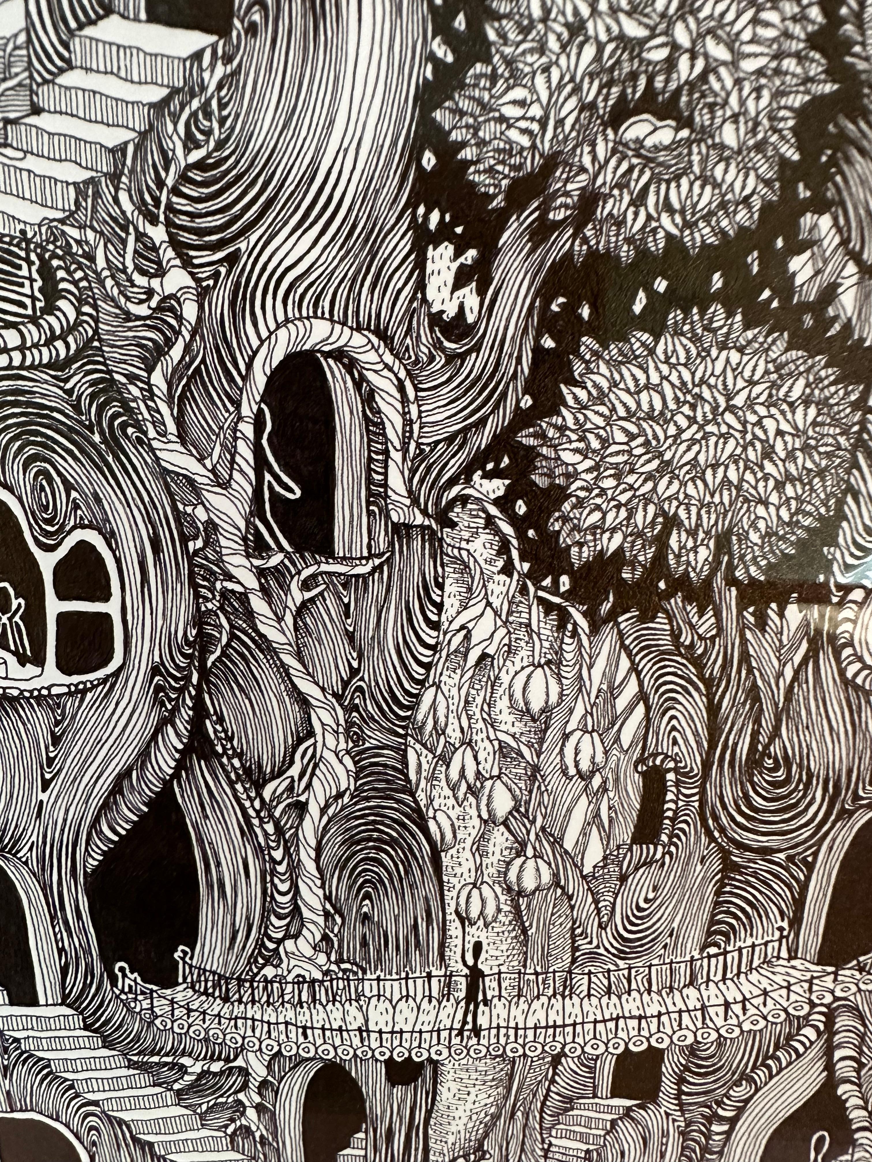 Une petite silhouette se promène sur un pont en regardant une forêt méticuleusement rendue, avec des arbres aux feuilles minuscules, des fenêtres et des portails qui se détachent des branches et des troncs d'arbres. Ce dessin contemporain est