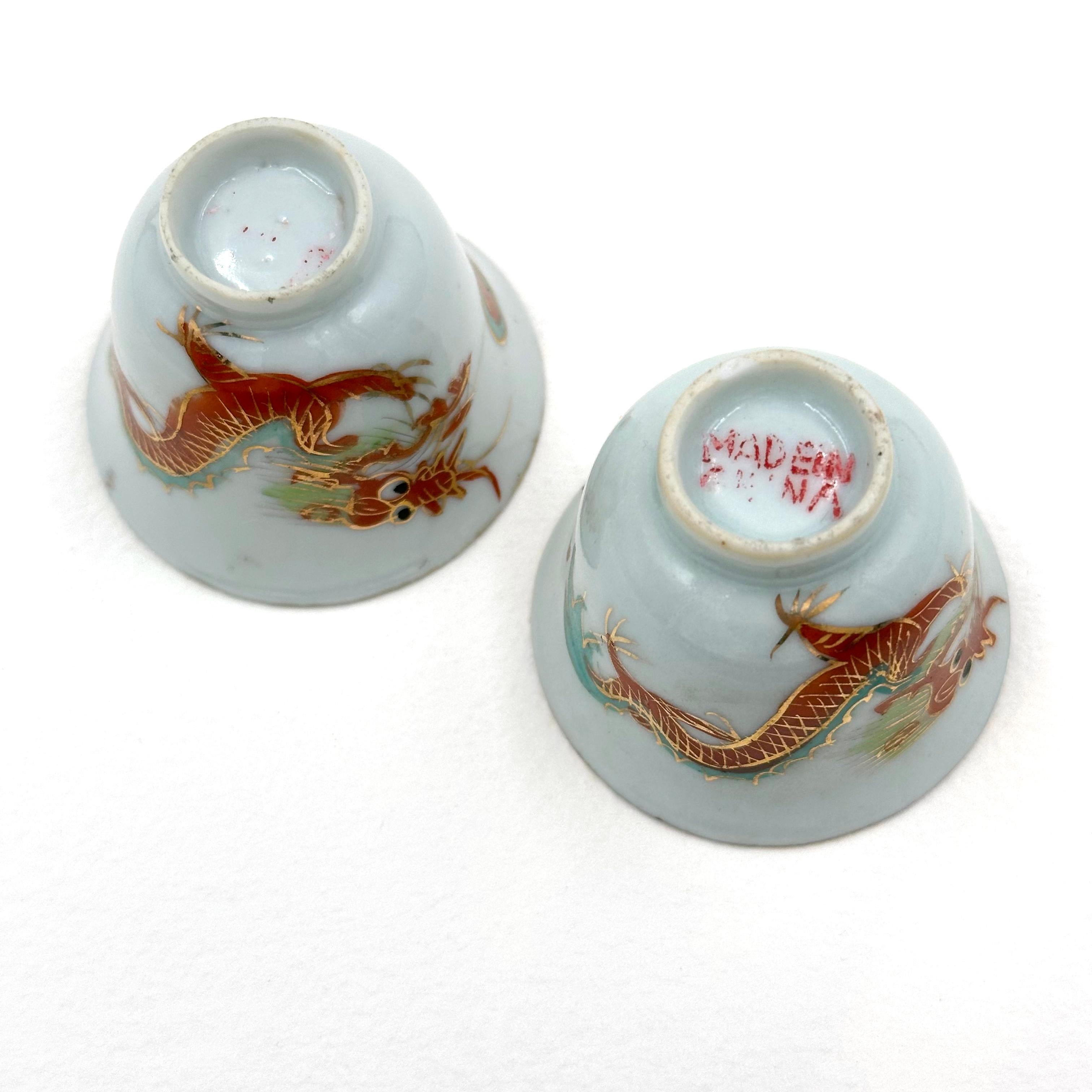 Ciotole da sake giapponesi (coppia)

1890-1918
Porcellana fine, lucentezza dorata
1,25 x 2,75 x 2,75 pollici