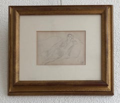 Jeune femme allongée sur le canapé