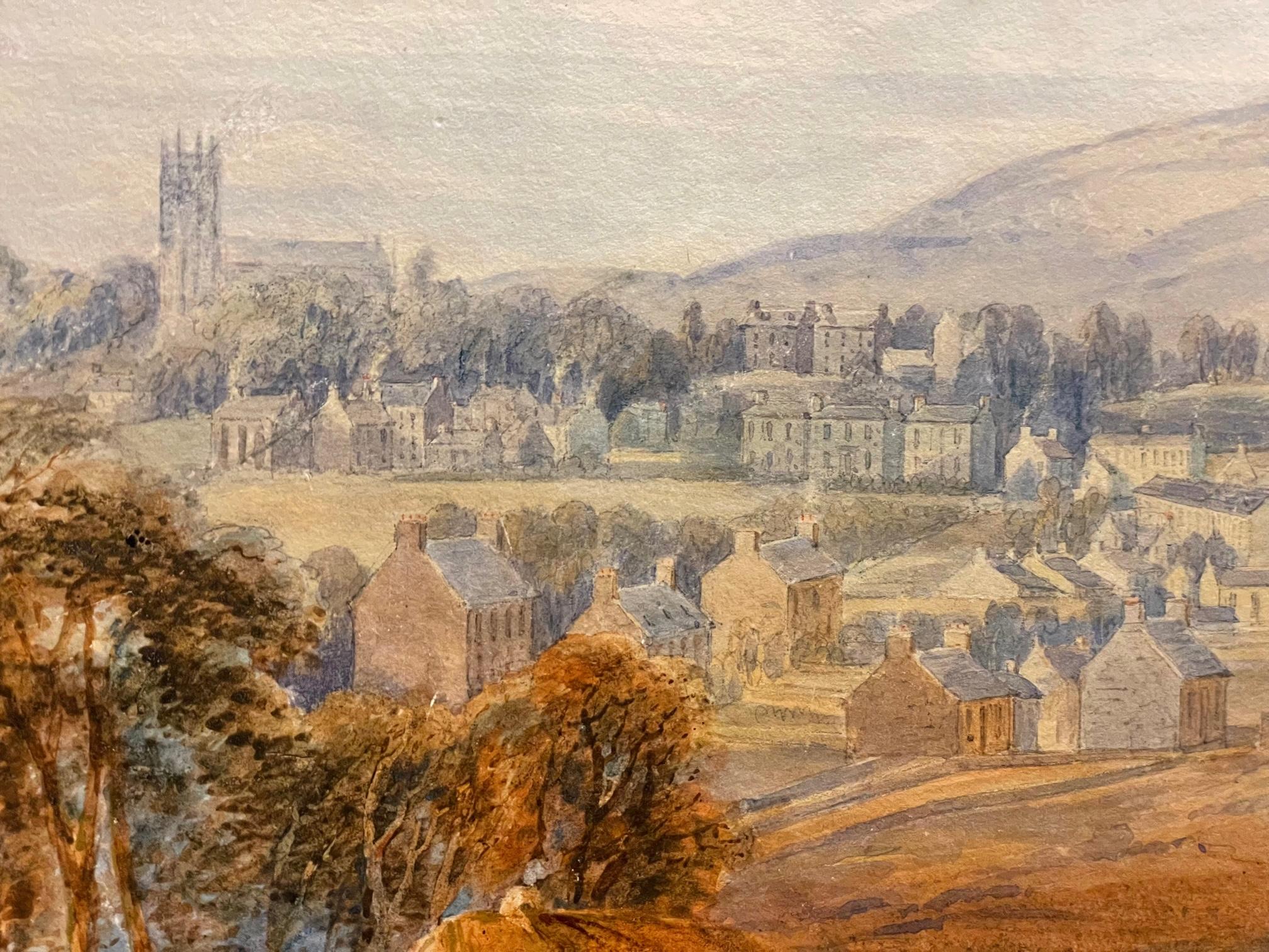 Der schottische Künstler Robert Carrick (1829-1904) ist bekannt für seine Landschafts- und figürlichen Gemälde in Öl und Aquarell.  Dieses Gemälde zeigt detaillierte Zeichnungen von Figuren im Vordergrund mit Wagen und der Stadt und der Landschaft