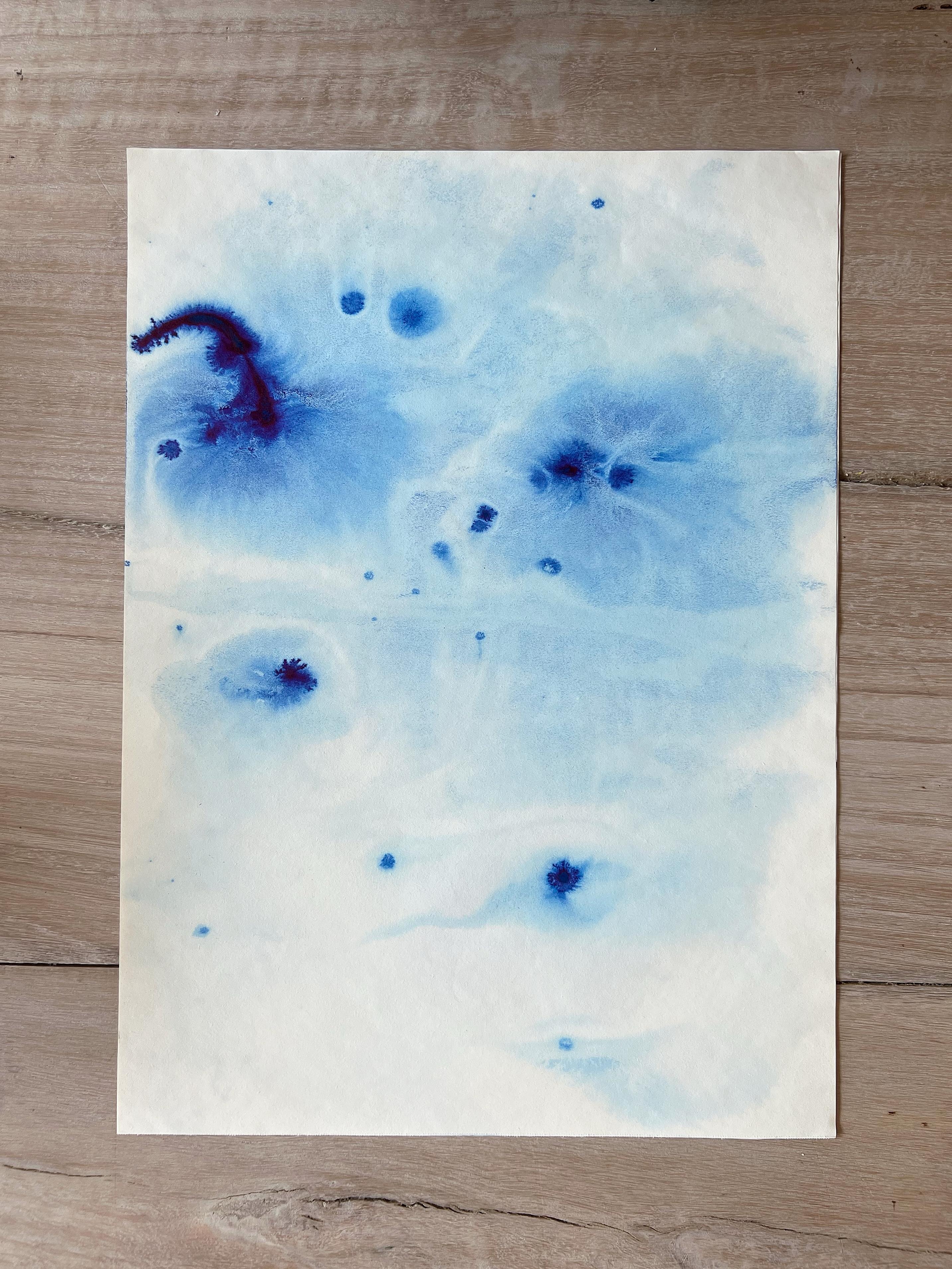 Monotype de type arrondi abstrait, formes et couches modernes, tons bleus - Bleu Abstract Drawing par TUSET