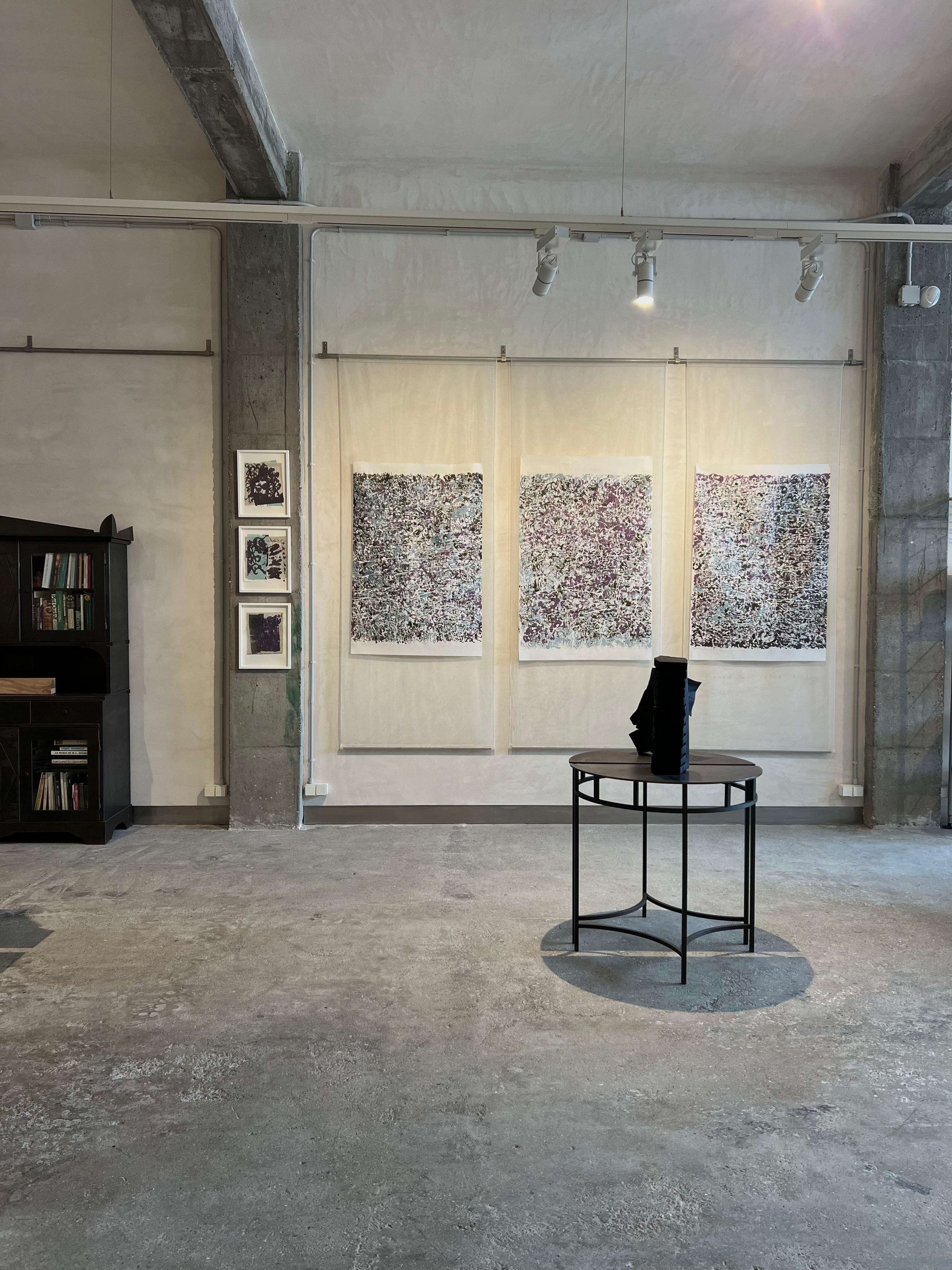 Dessin encadré à l'acrylique, encre sur papier de riz en coton, écriture violette et bleue - Contemporain Art par Bénédicte Hubert Darbois