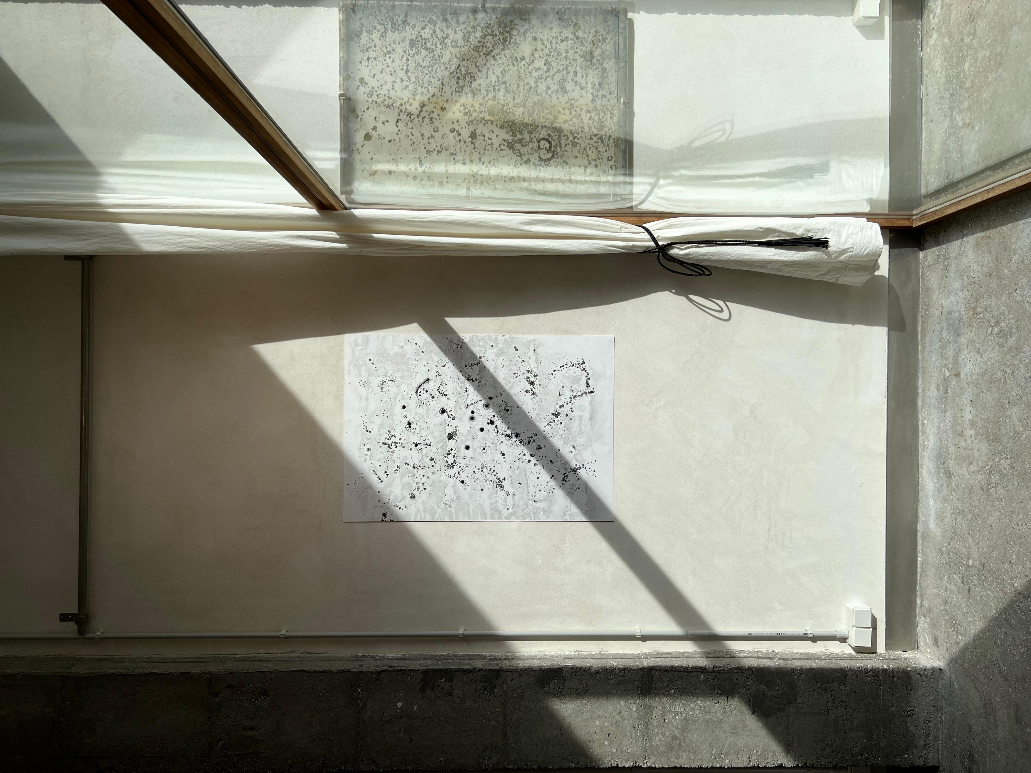 Black And White Minimal Painting è un'opera d'arte originale realizzata da TUSET nel 2017.  L'opera non è incorniciata ma ha un supporto rigido sul retro. 

Il titolo di quest'opera è 