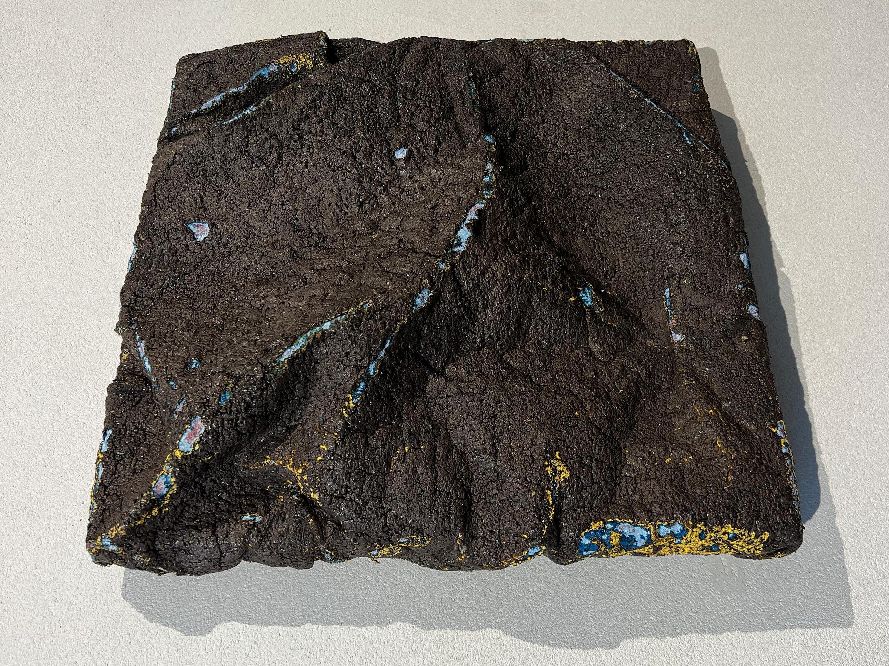 This year, 2024, the artist Ruth Vidal (1998, Isla de Arousa) launches her latest research into painting and games. These works are based on the references that the artist draws from fashion textile production, using the inflatable paint that is