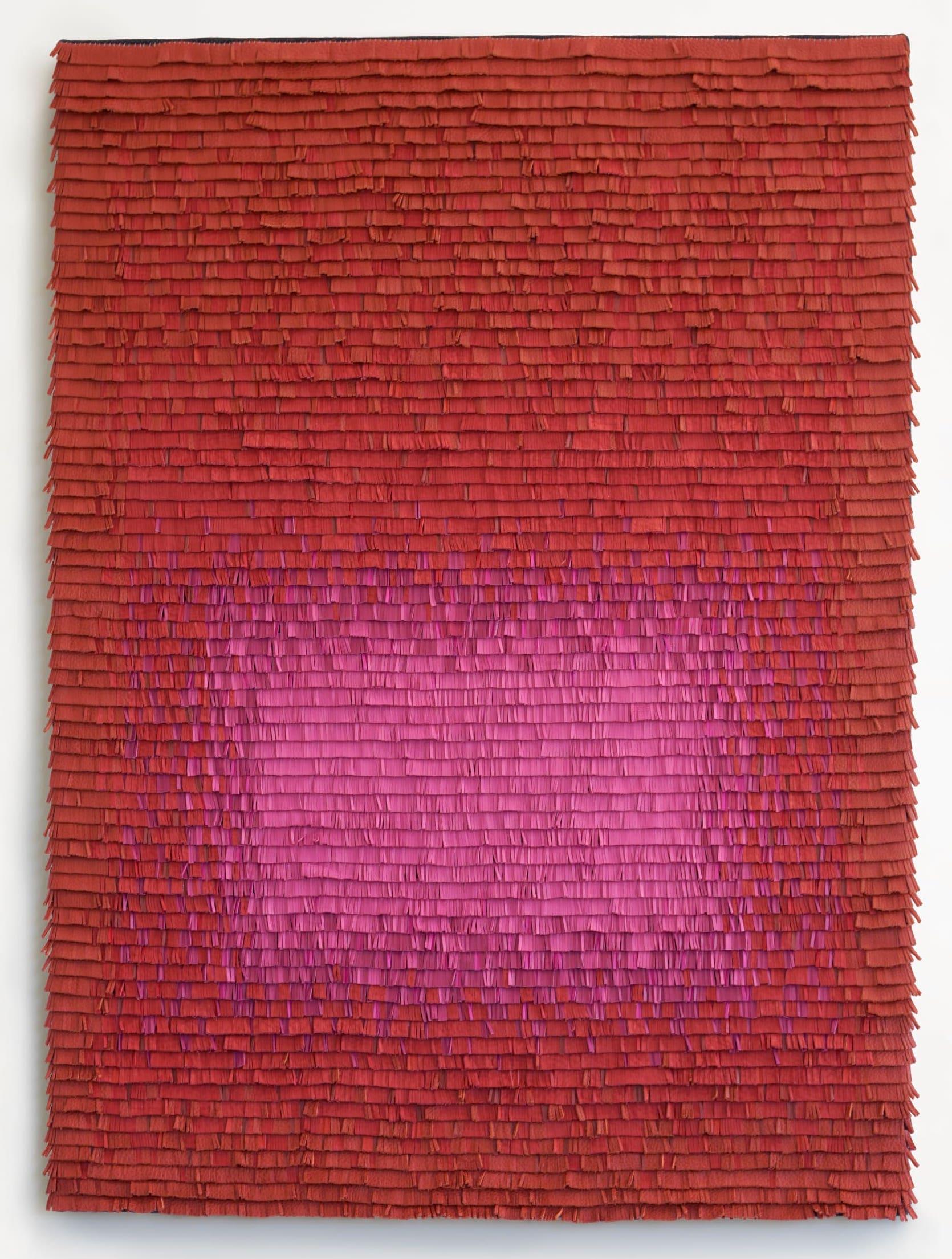 Opera d'arte in pelle intrecciata con sfumature di colore rosso e rosa