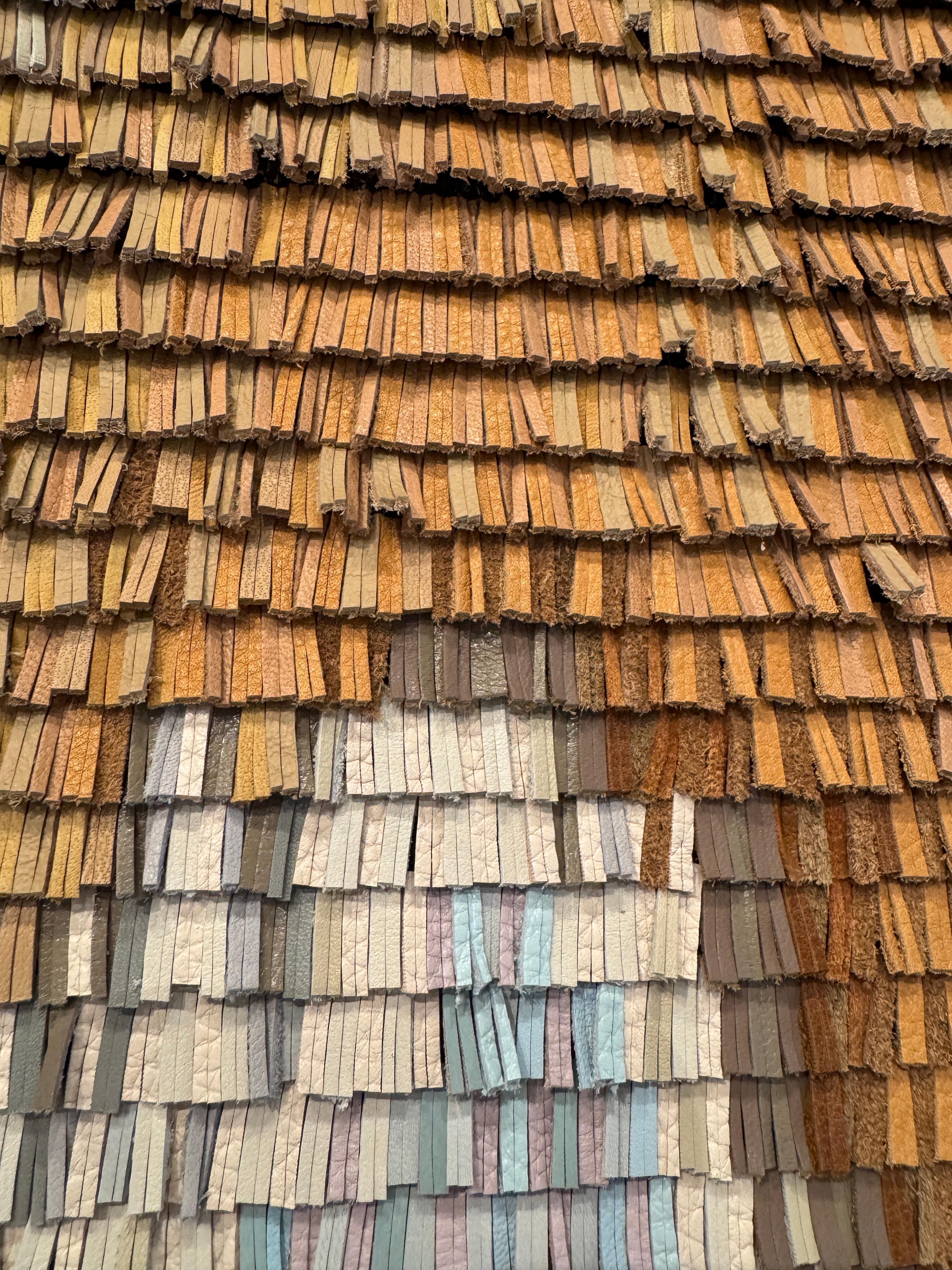 Œuvre tissée en cuir à dégradé de couleur orange-bleu en vente 8