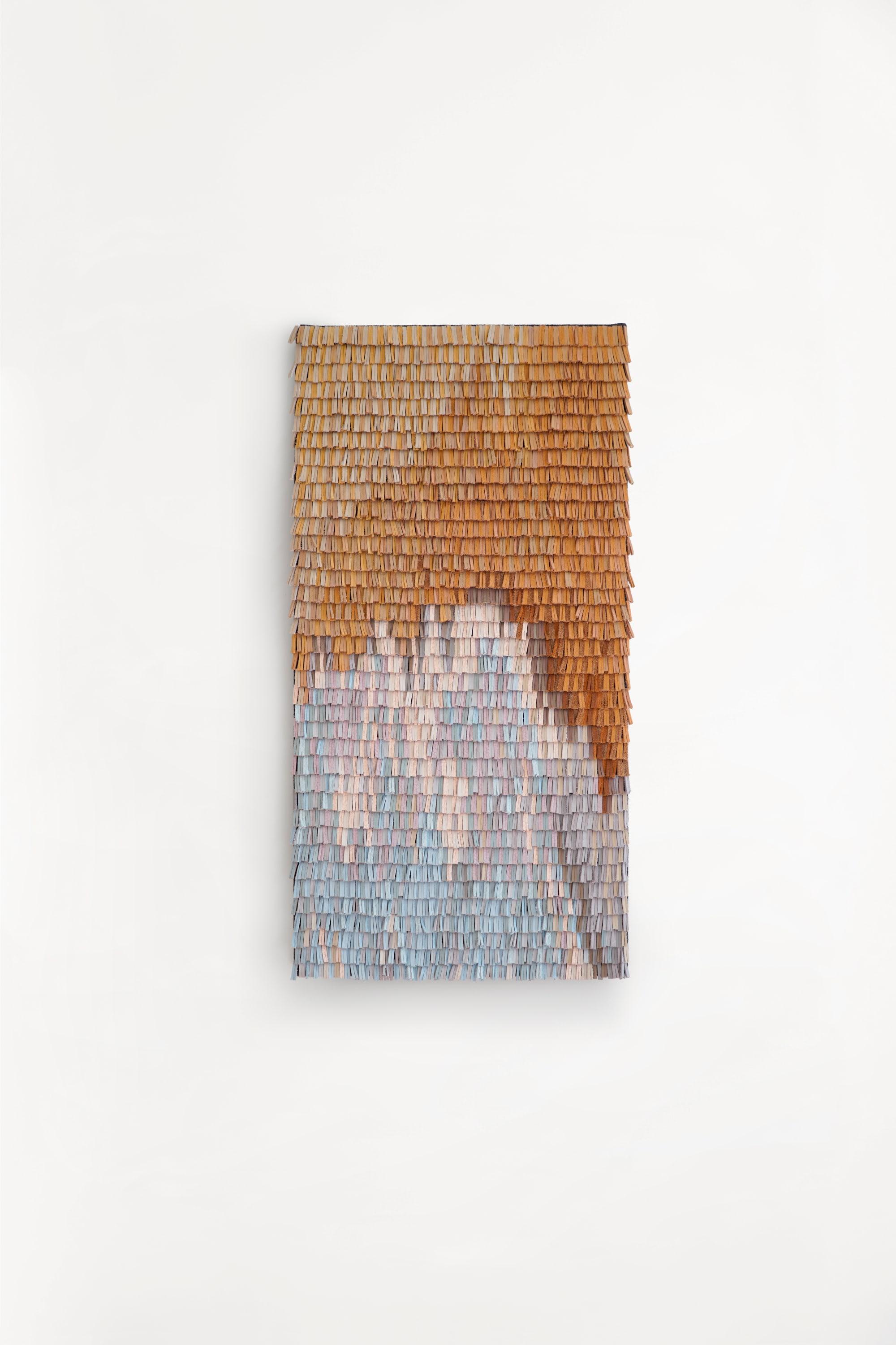 Œuvre tissée en cuir à dégradé de couleur orange-bleu - Abstrait Mixed Media Art par Cécilia Lusven