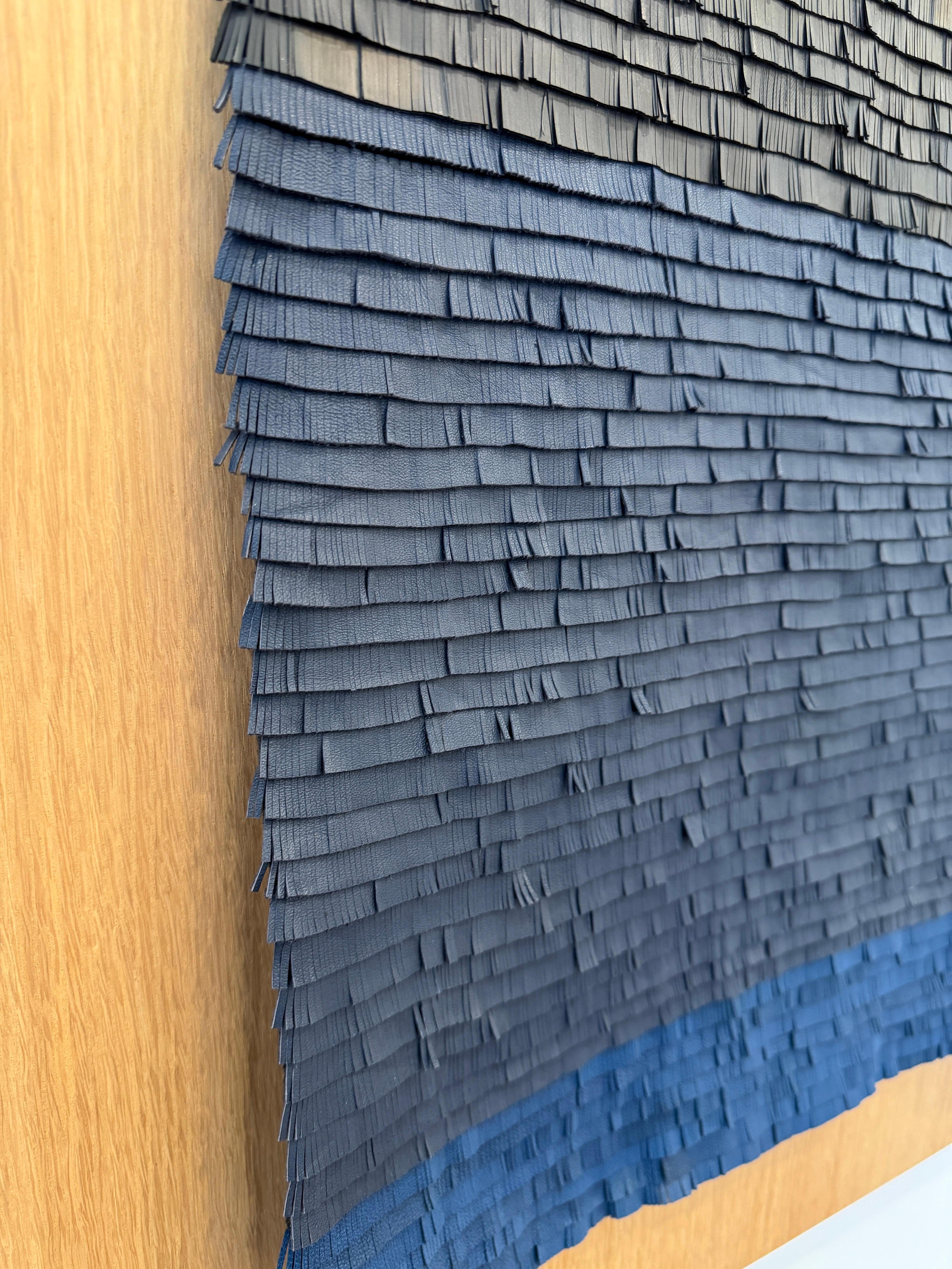 Œuvre d'art tissée en cuir avec dégradé de couleur bleue et noire sur bois en vente 5