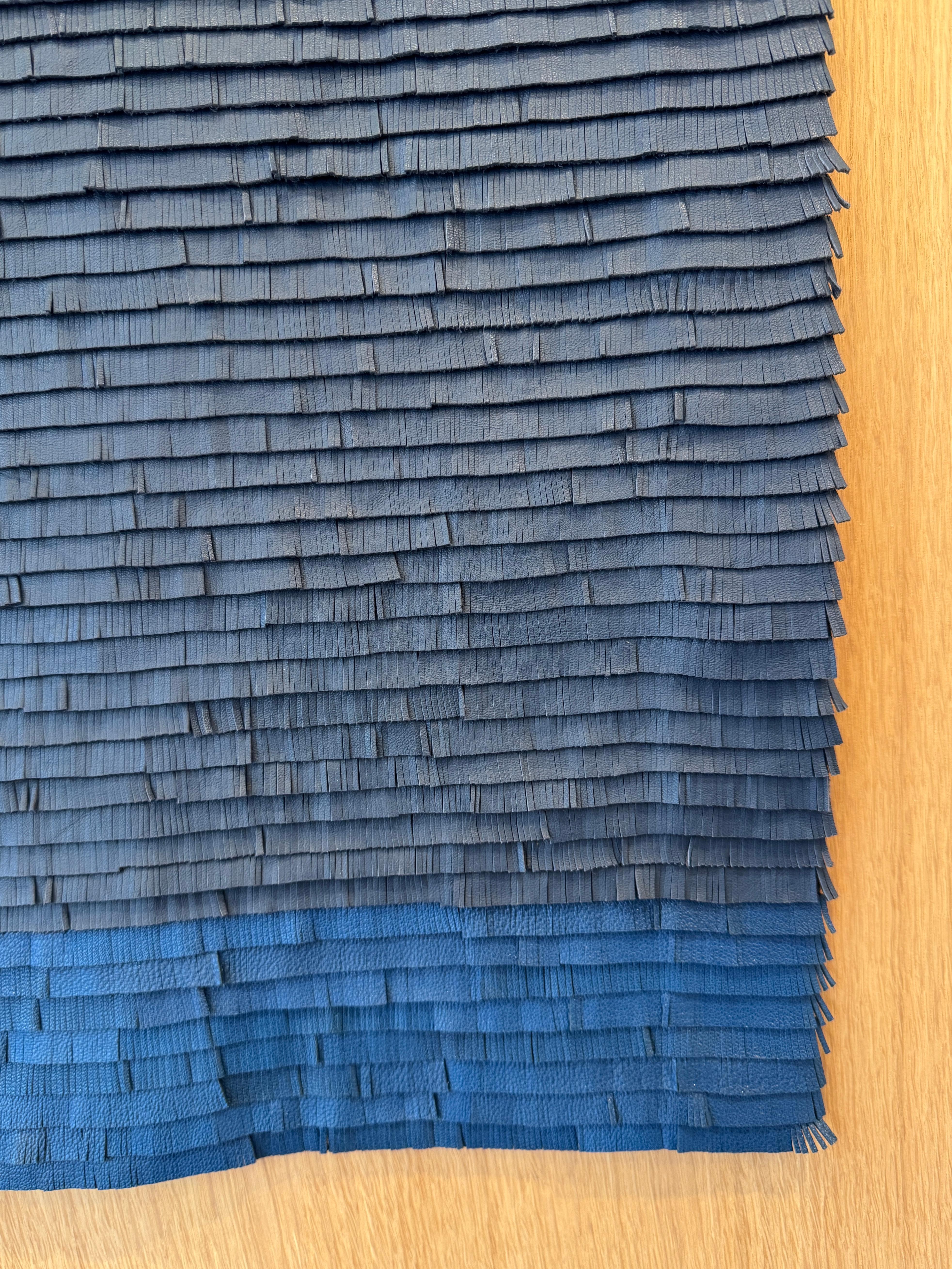 Œuvre d'art tissée en cuir avec dégradé de couleur bleue et noire sur bois en vente 1