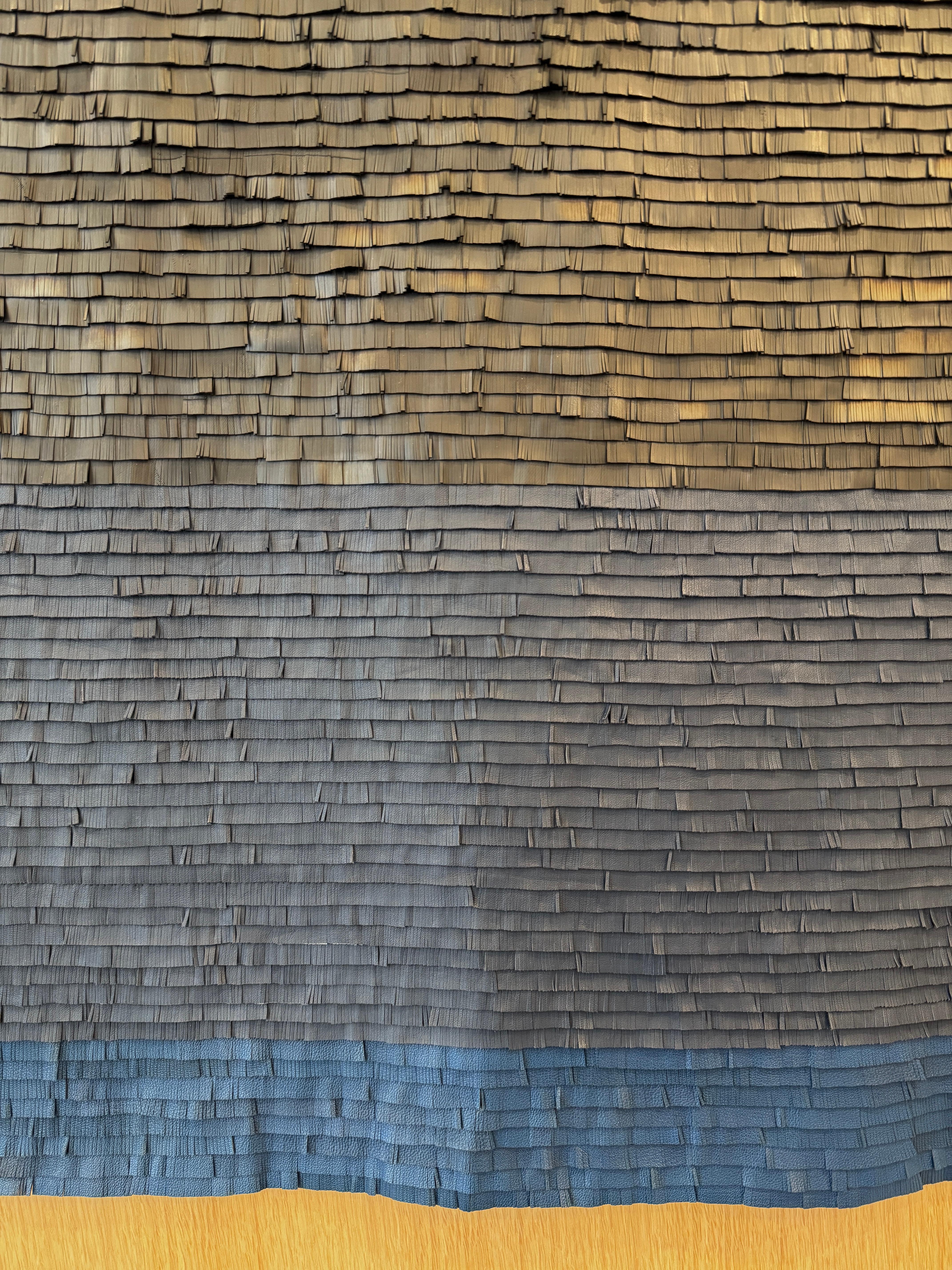 Œuvre d'art tissée en cuir avec dégradé de couleur bleue et noire sur bois en vente 6