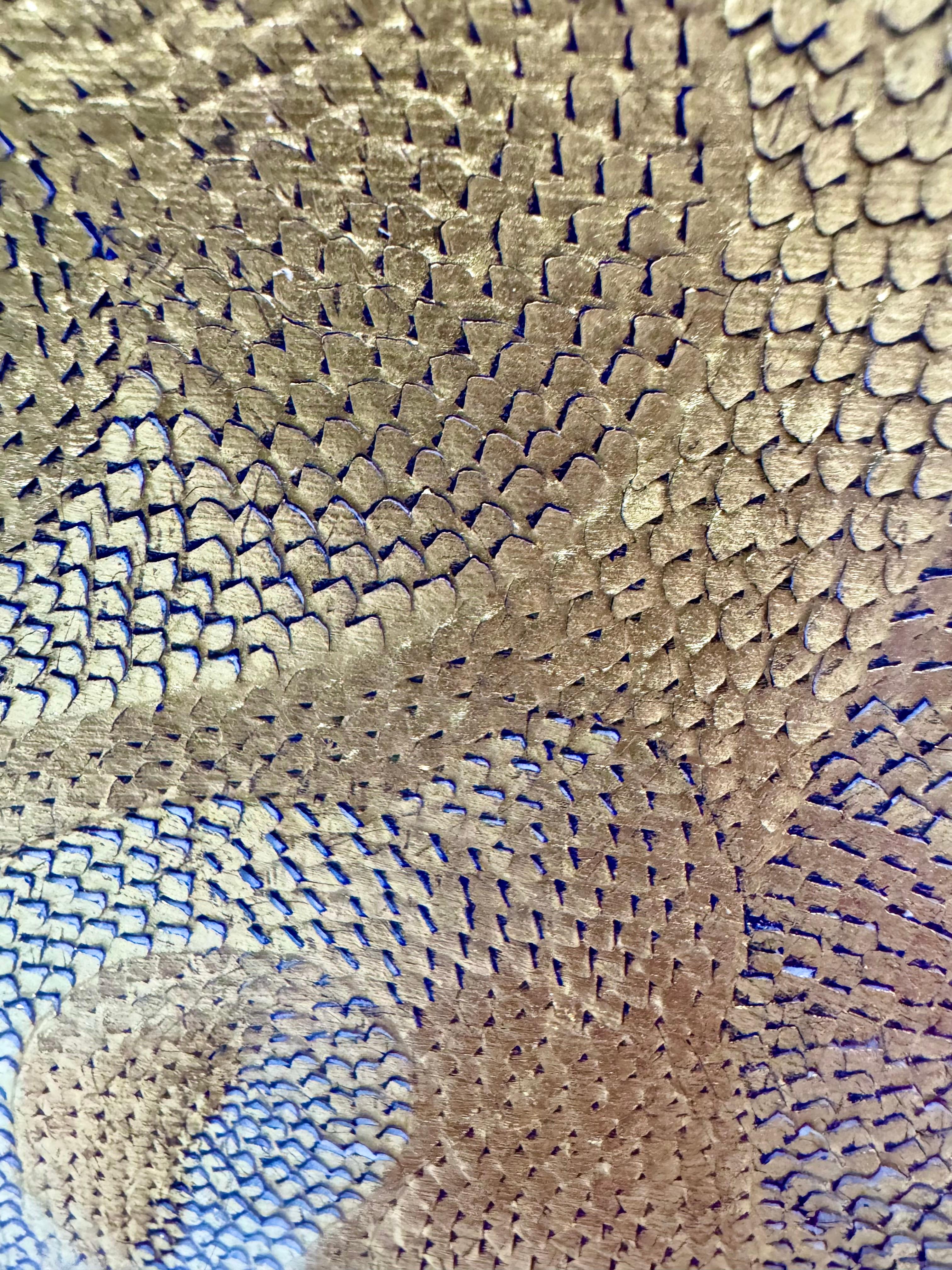 Carta di cotone scolpita incorniciata con foglia d'oro su sfondo blu 