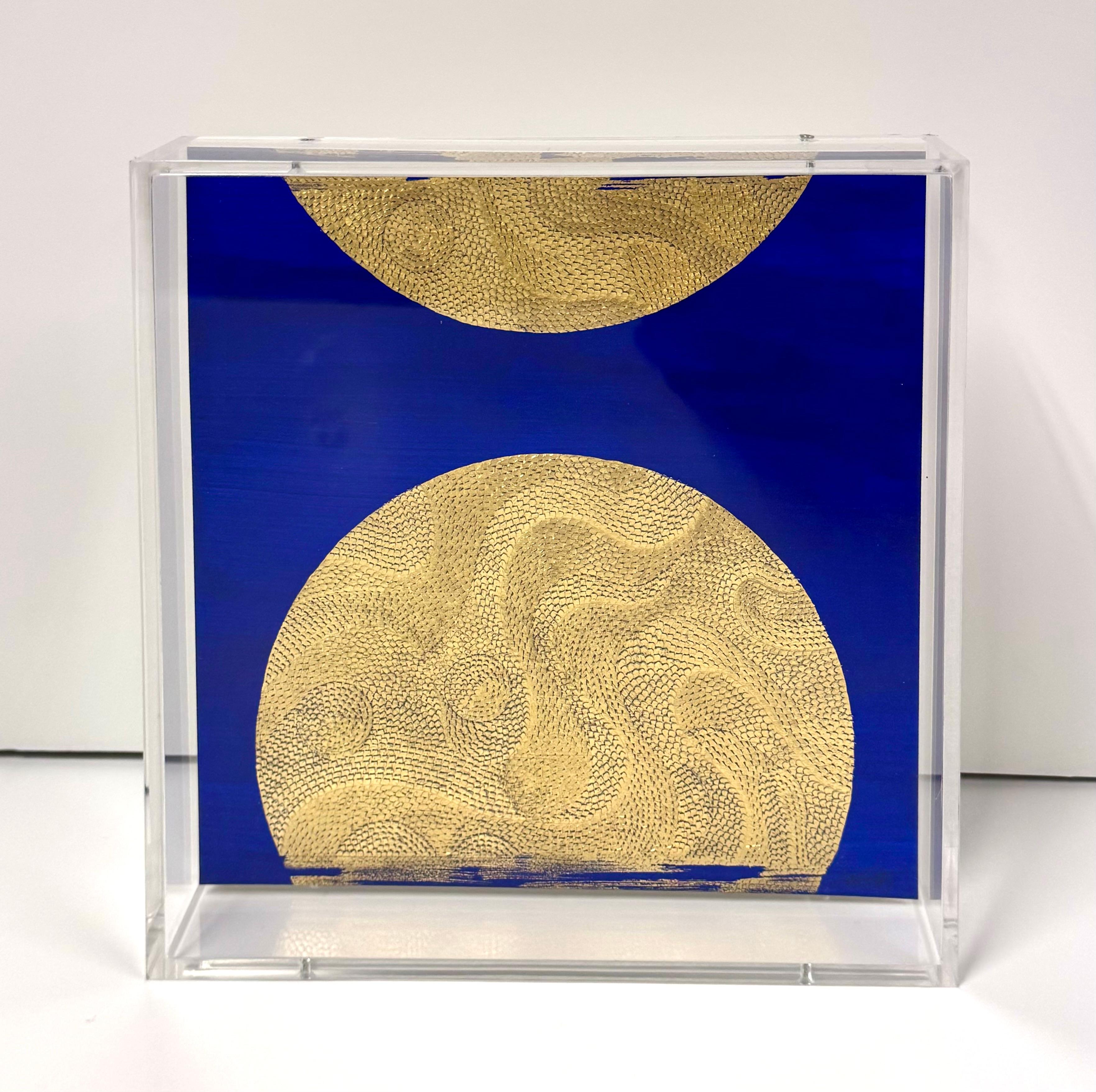 Quest'opera astratta di Lis Costa è caratterizzata da foglia d'oro e pittura acrilica blu su carta di cotone scolpita. Incorniciato in una scatola di acrilico. Dettagli in foglia d'oro 23k.

Lo stile unico di Costa di scolpire la carta inizia con
