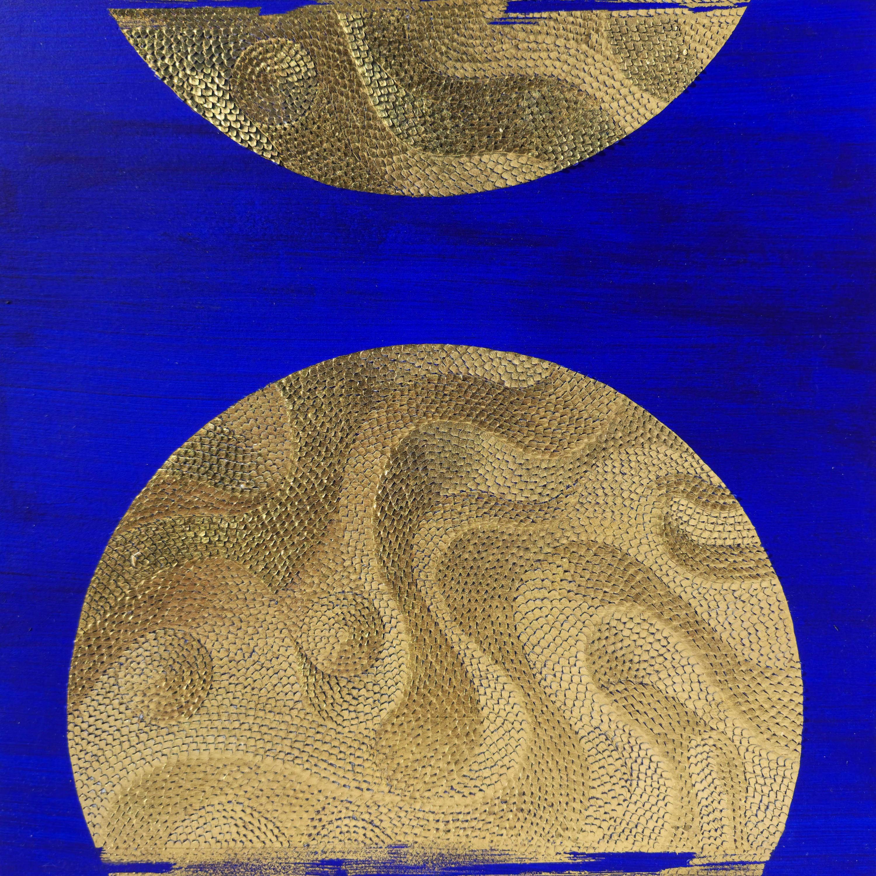 Carta di cotone scolpita incorniciata con foglia d'oro su sfondo blu "Gold Moon III". - Art di Lis Costa