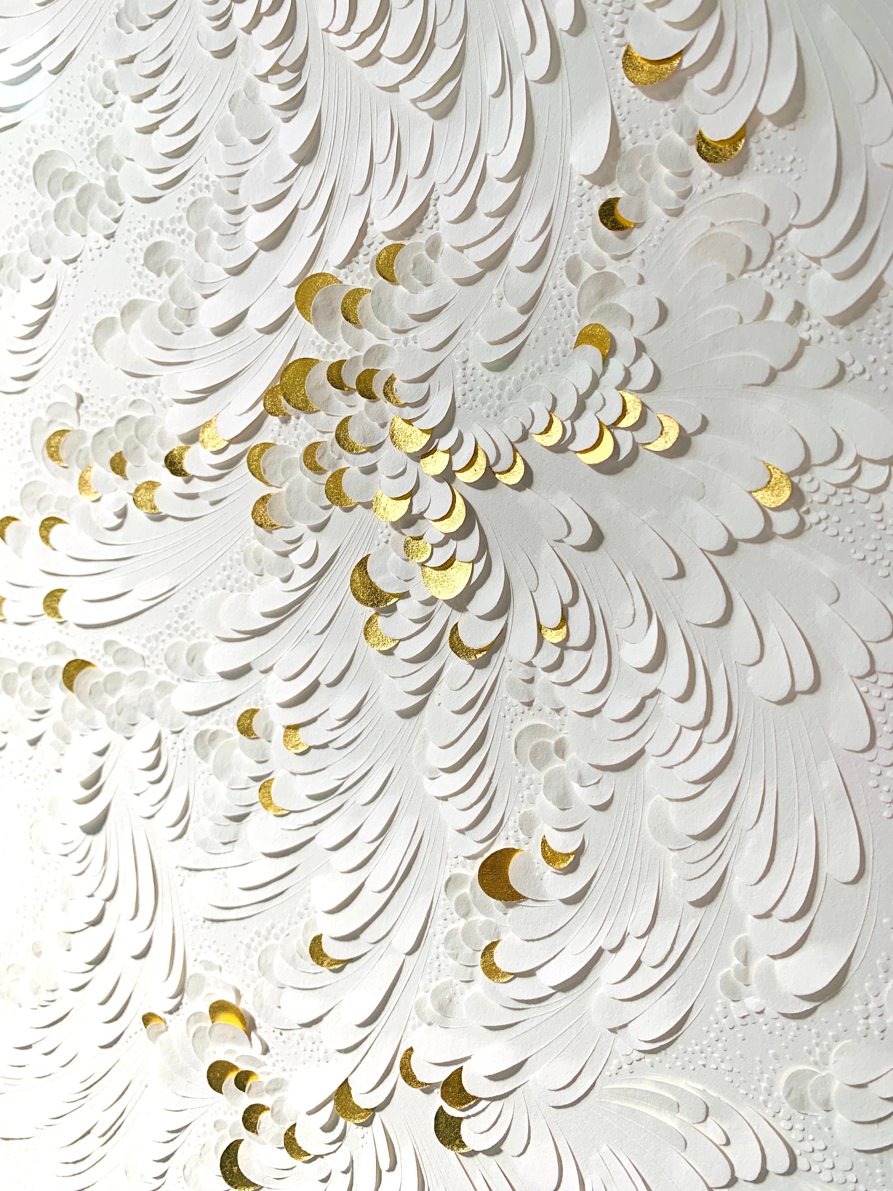 Díptico de papel de algodón esculpido con detalles en pan de oro de 23 quilates, motivos florales en venta 4