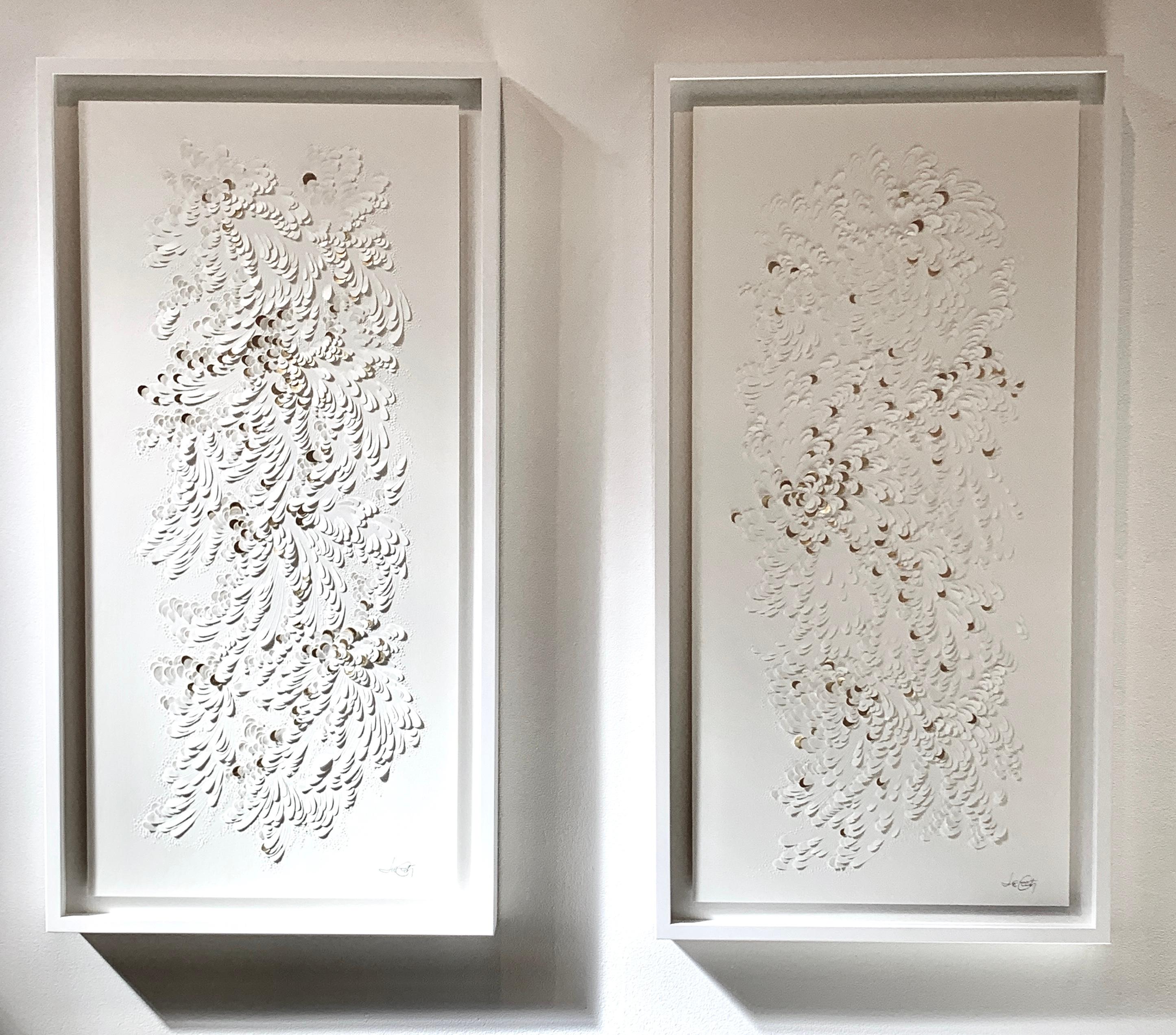 Díptico de papel de algodón esculpido con detalles en pan de oro de 23 quilates, motivos florales en venta 1
