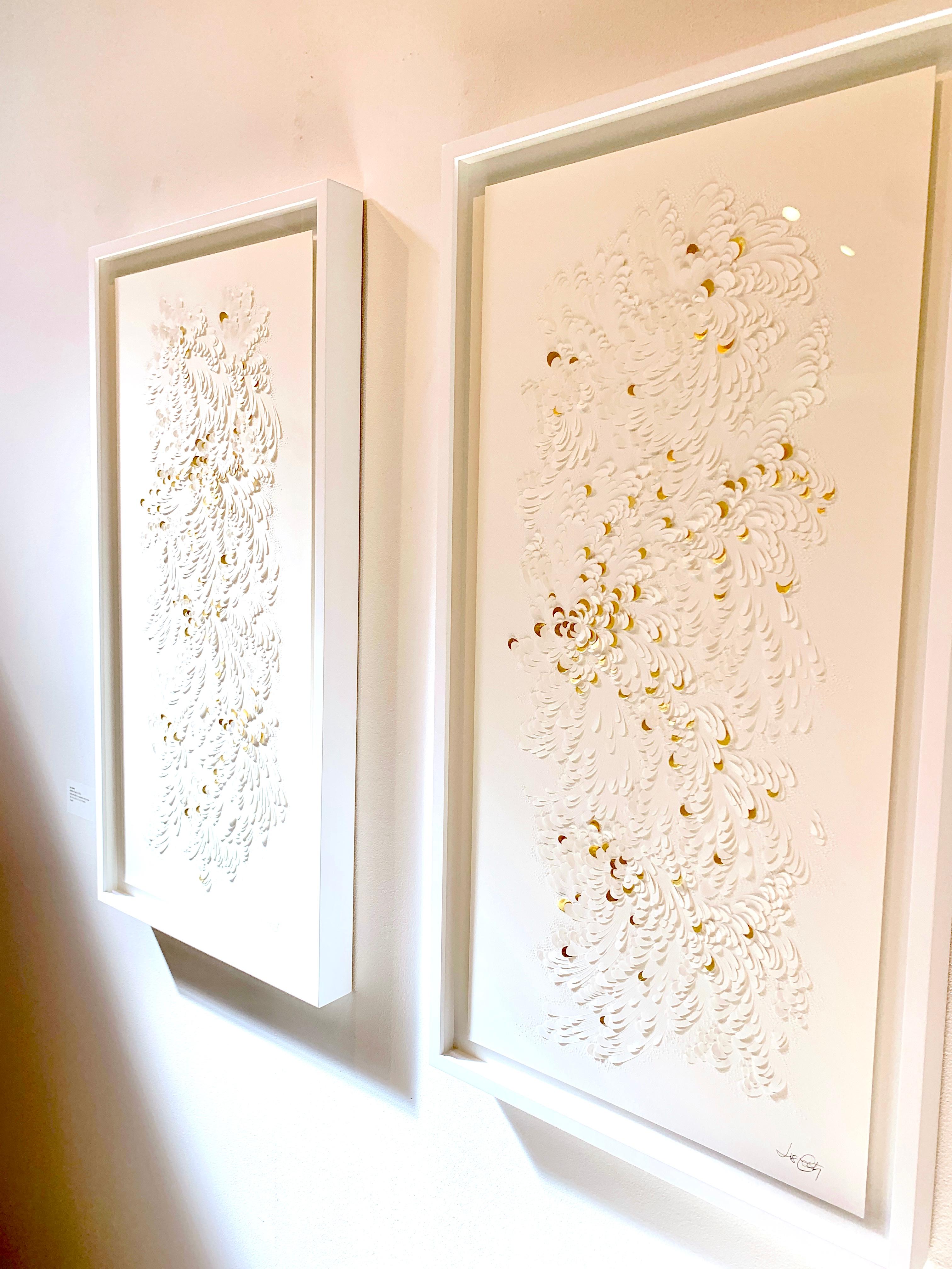 Díptico de papel de algodón esculpido con detalles en pan de oro de 23 quilates, motivos florales en venta 6