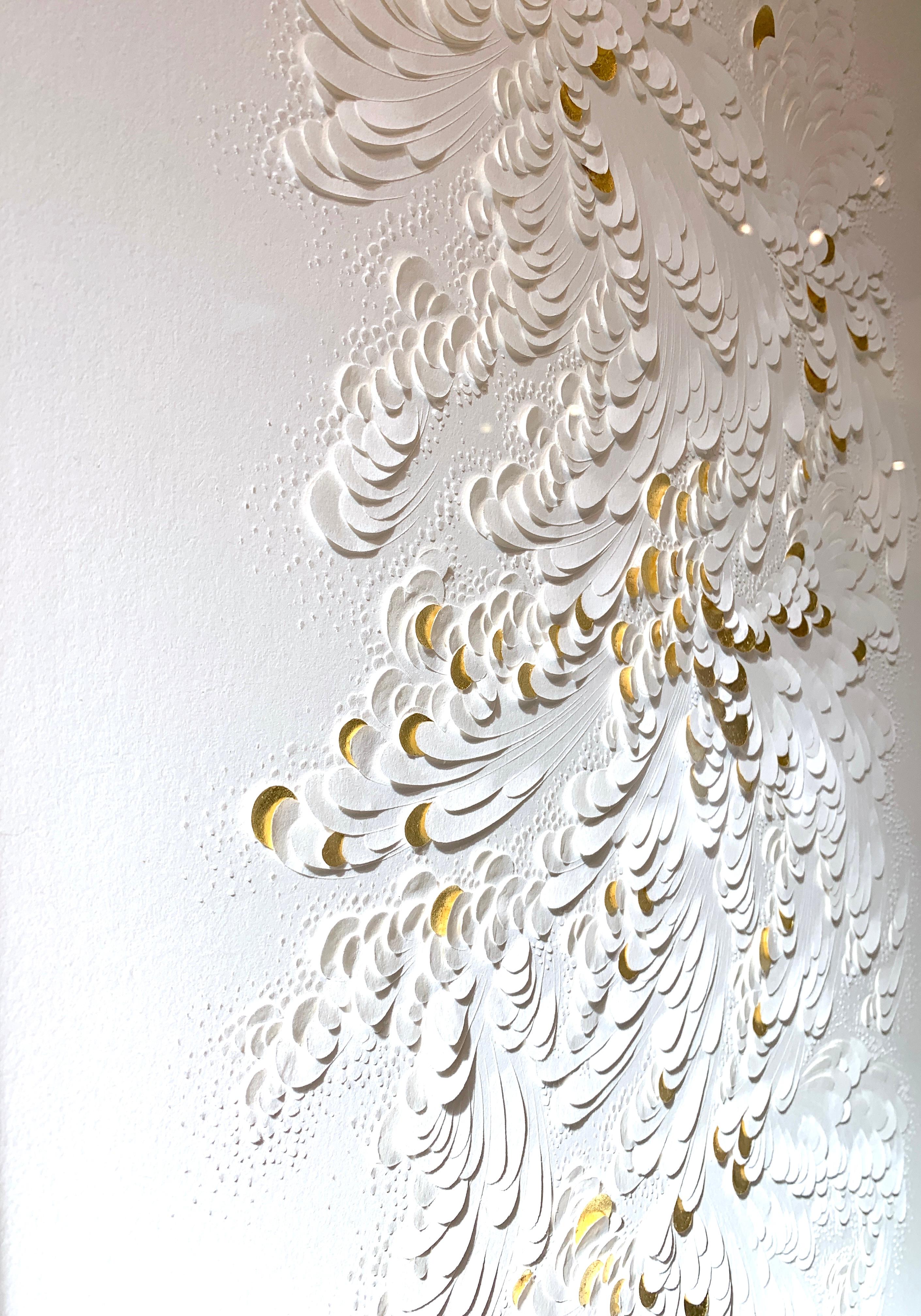 Díptico de papel de algodón esculpido con detalles en pan de oro de 23 quilates, motivos florales en venta 7