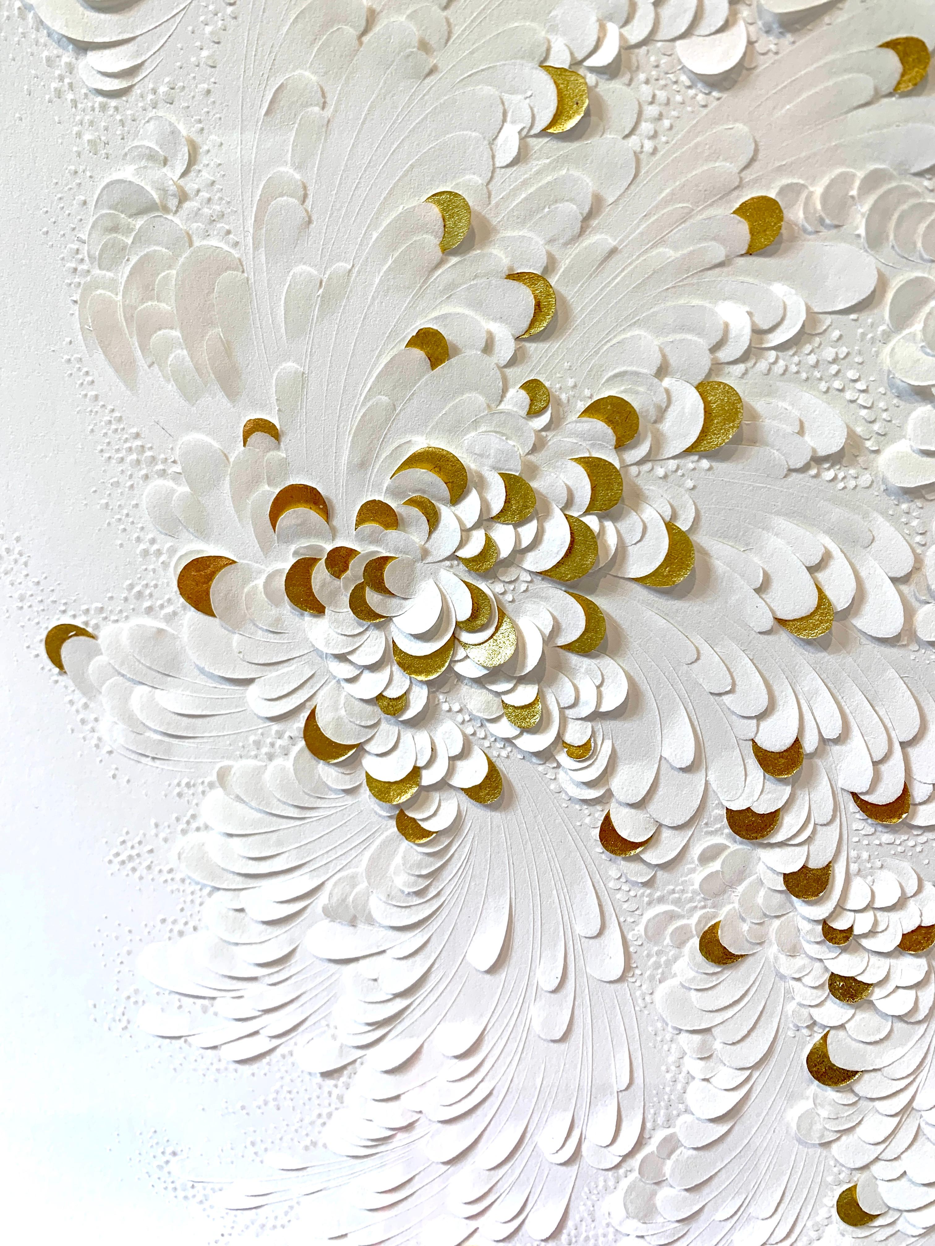 Díptico de papel de algodón esculpido con detalles en pan de oro de 23 quilates, motivos florales - Art de Lis Costa