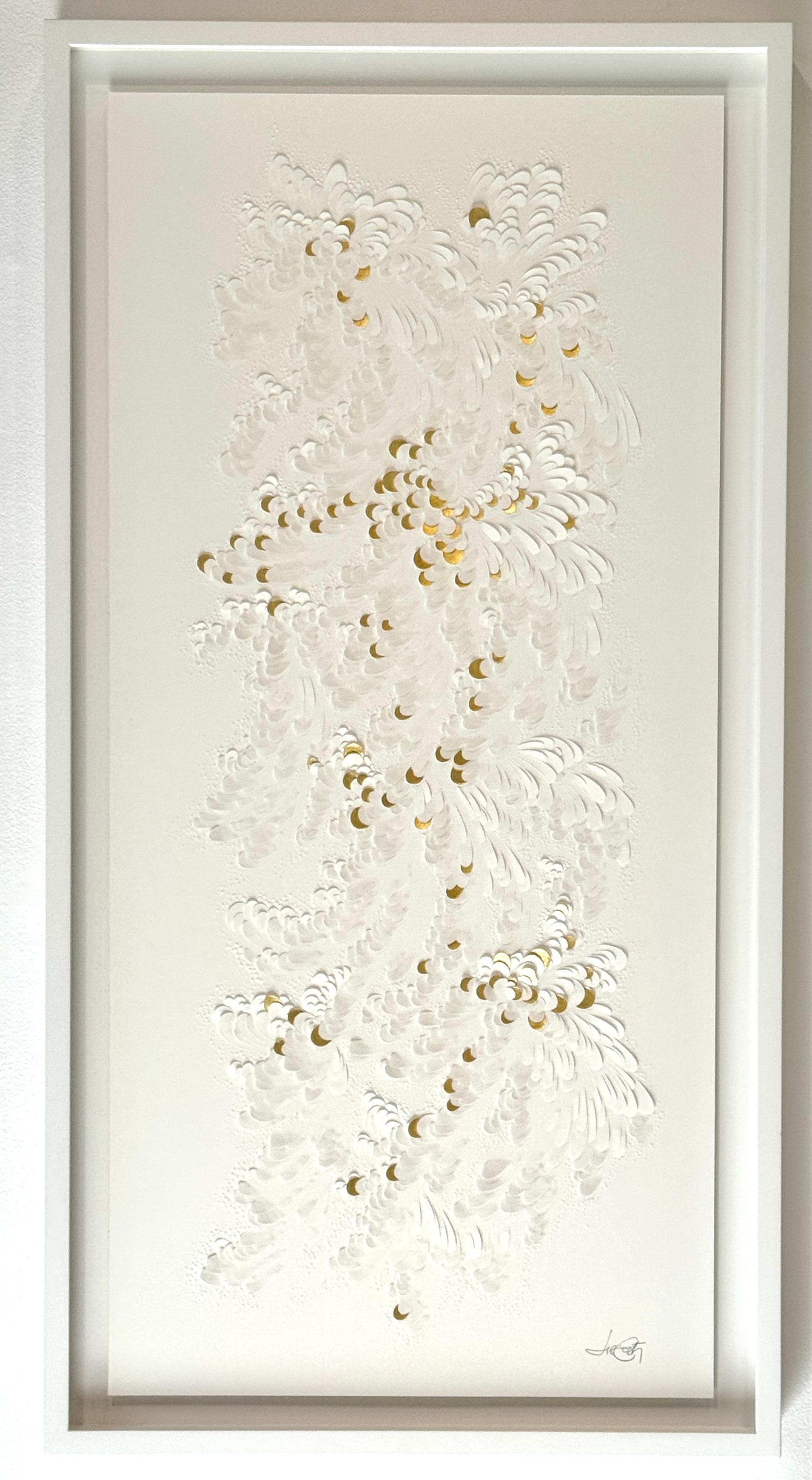 Dittico in carta di cotone scolpita con dettagli in foglia d'oro 23k e motivi floreali in vendita 2