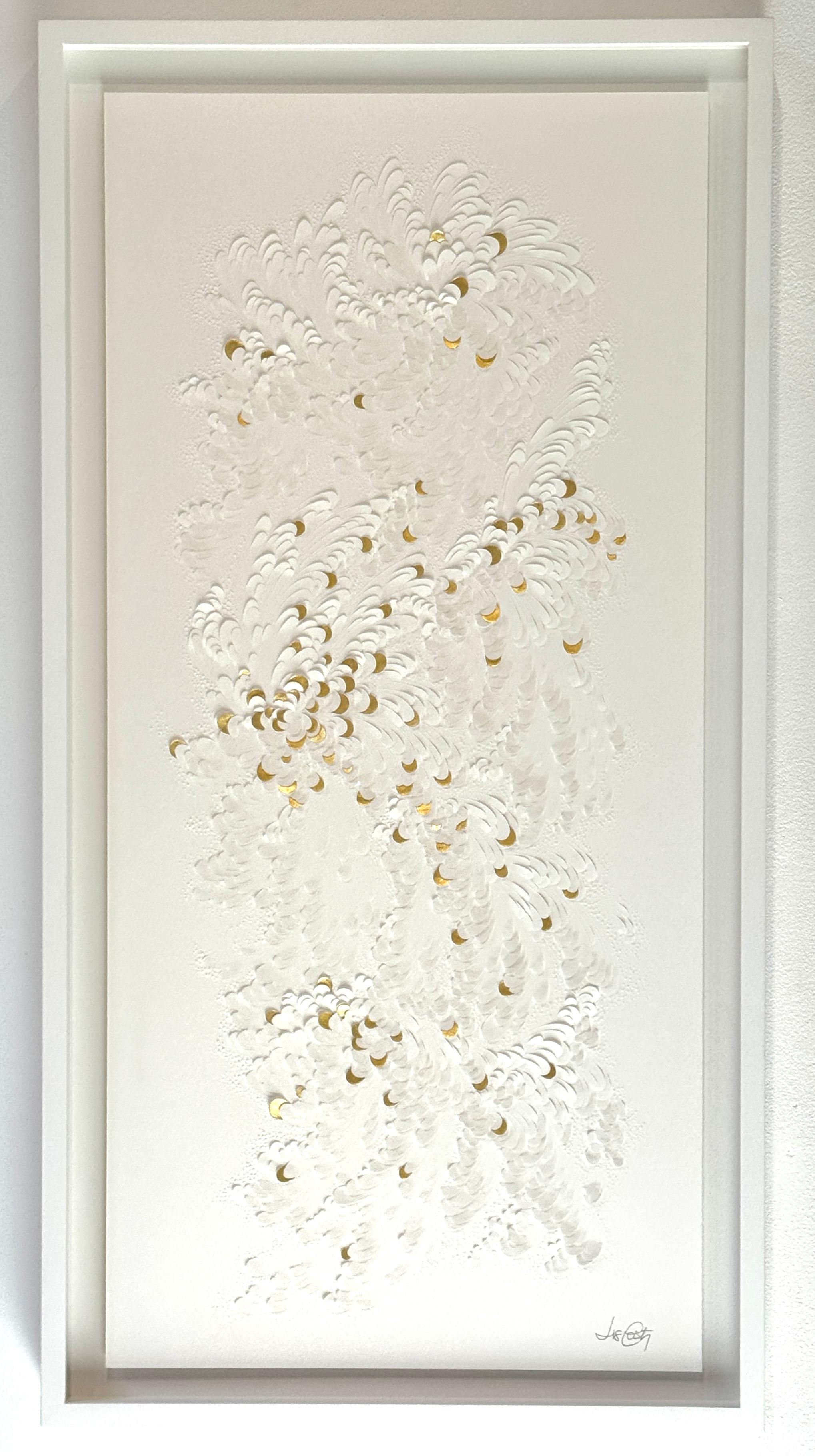 Dittico in carta di cotone scolpita con dettagli in foglia d'oro 23k e motivi floreali in vendita 1
