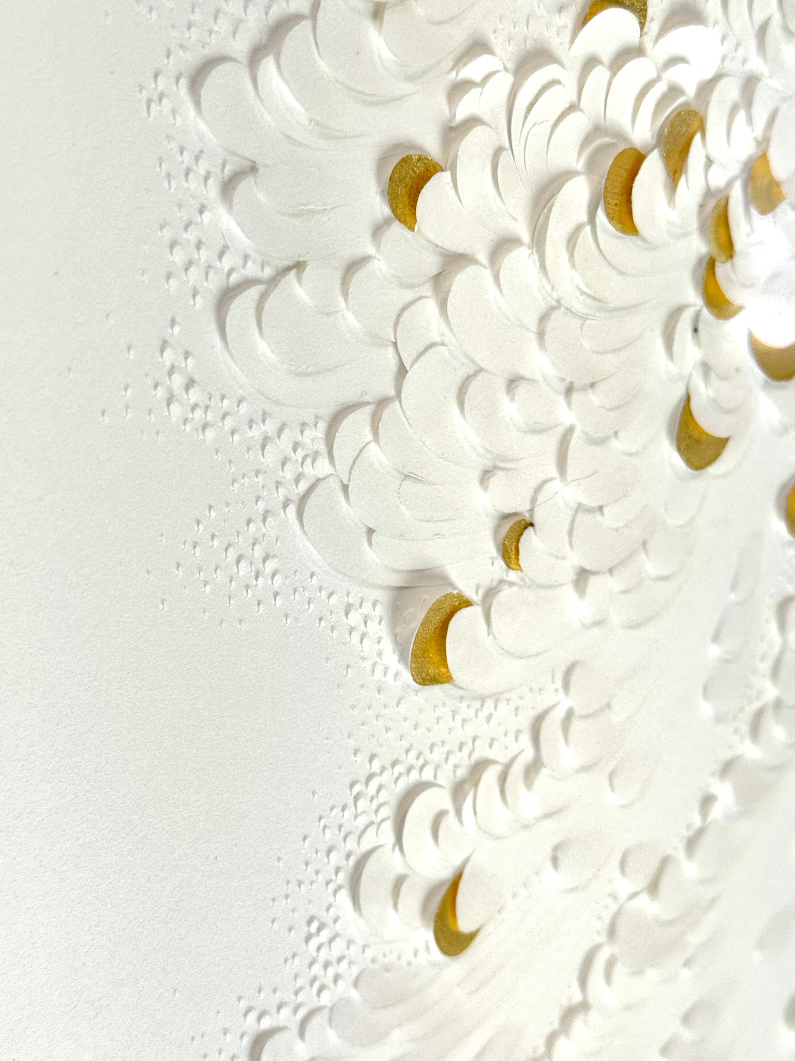 Dittico in carta di cotone scolpita con dettagli in foglia d'oro 23k e motivi floreali in vendita 7