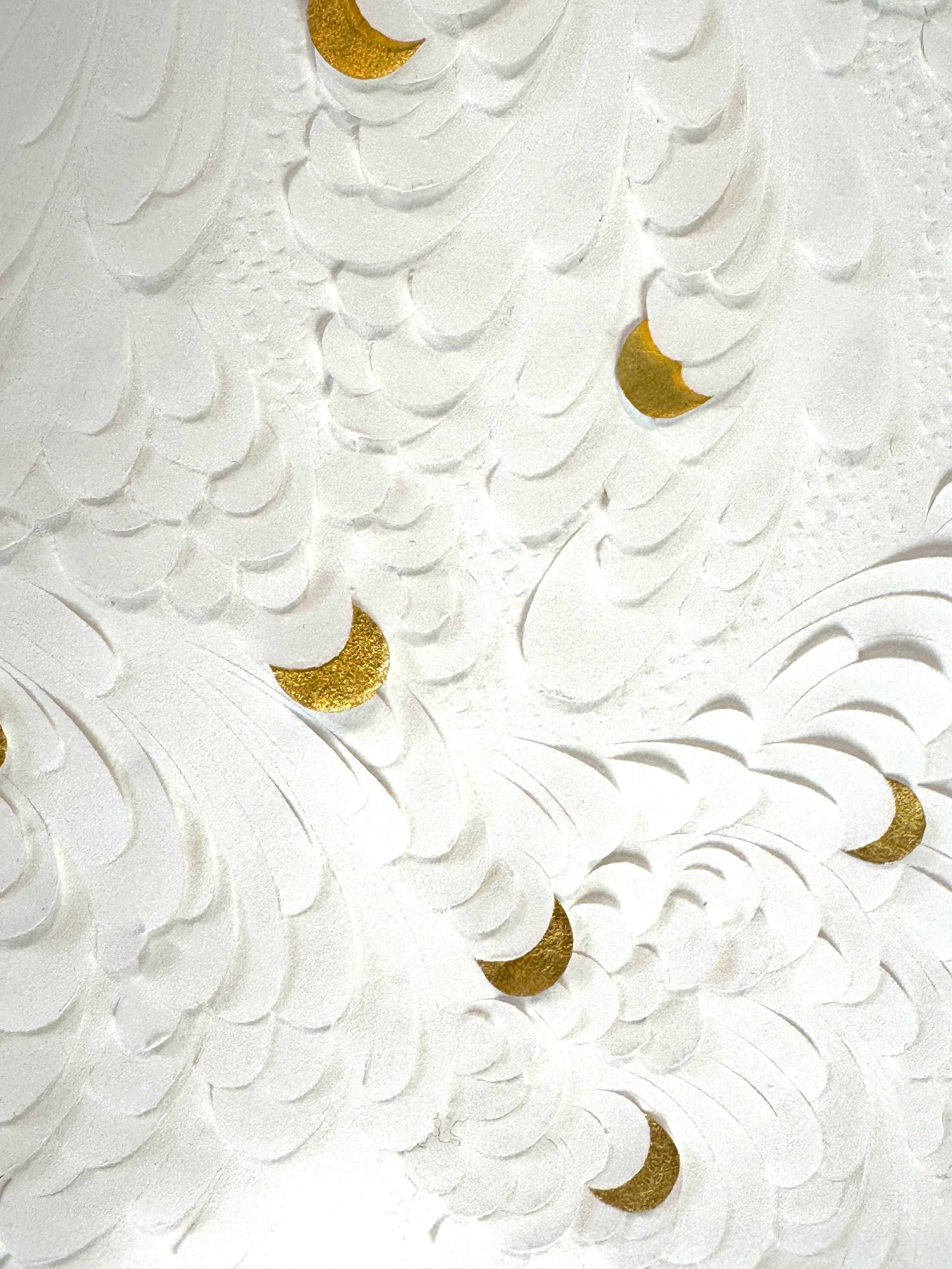 Dittico in carta di cotone scolpita con dettagli in foglia d'oro 23k e motivi floreali in vendita 11