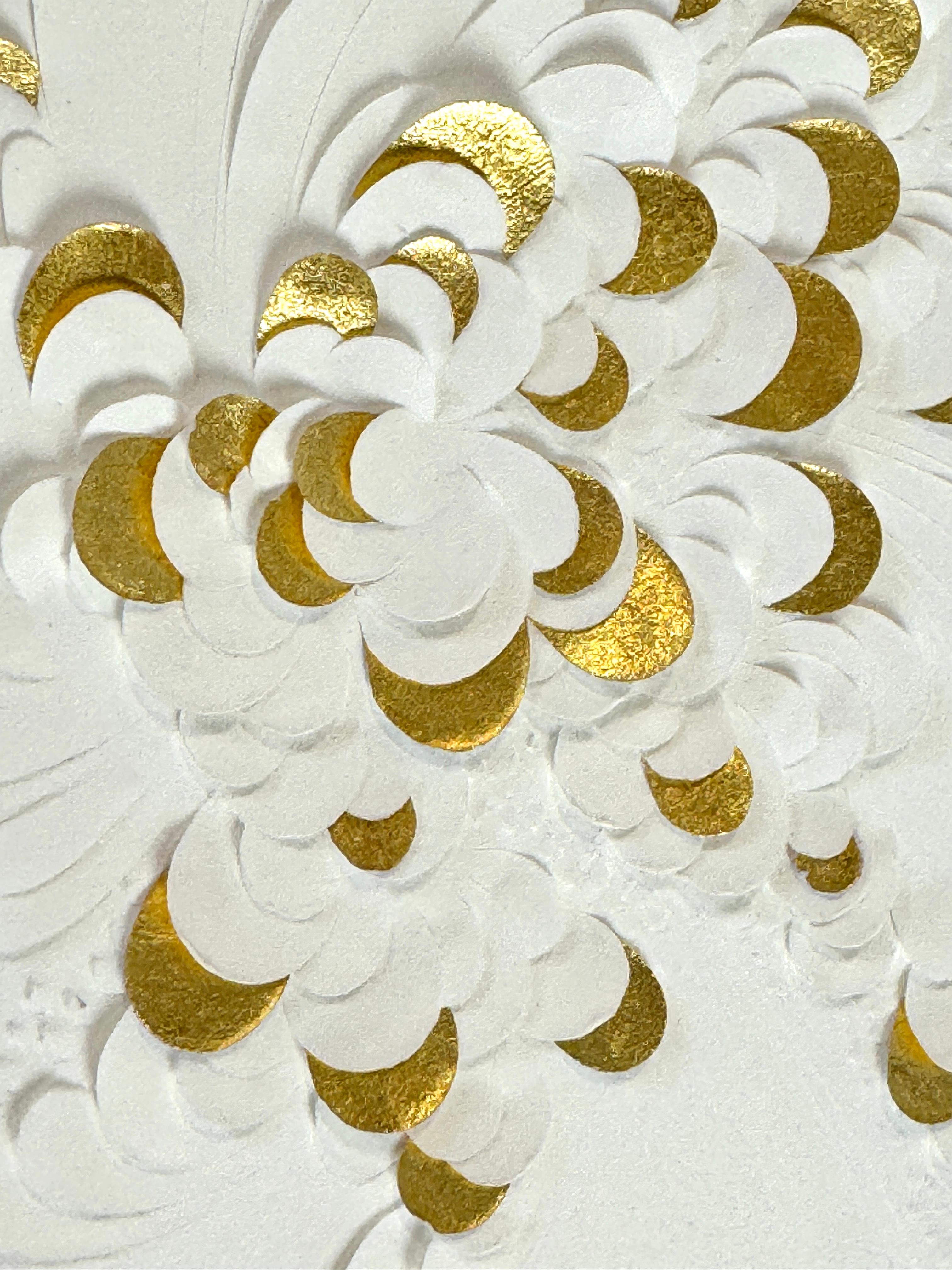 Dittico in carta di cotone scolpita con dettagli in foglia d'oro 23k e motivi floreali in vendita 3
