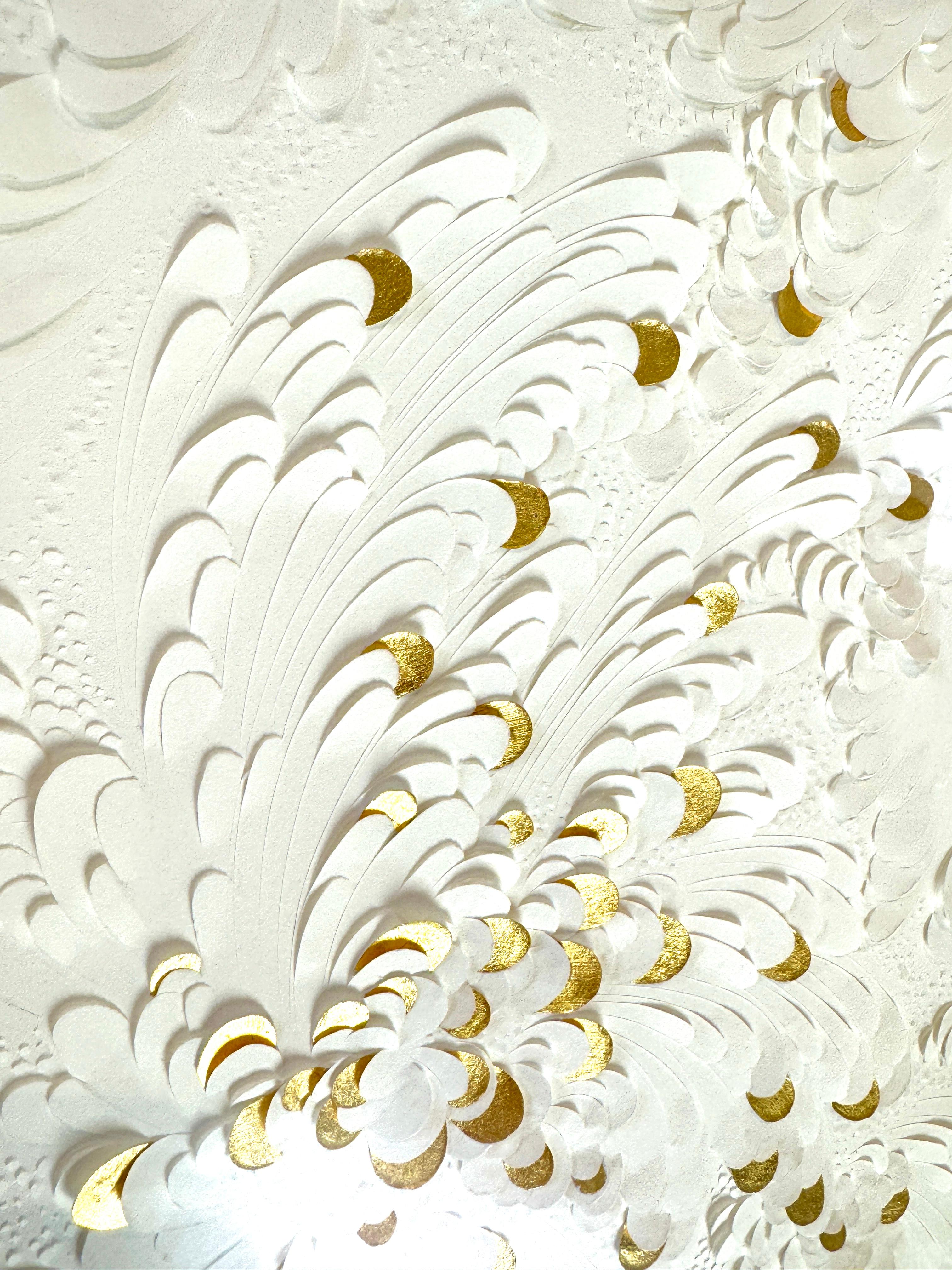 Dittico in carta di cotone scolpita con dettagli in foglia d'oro 23k e motivi floreali in vendita 8